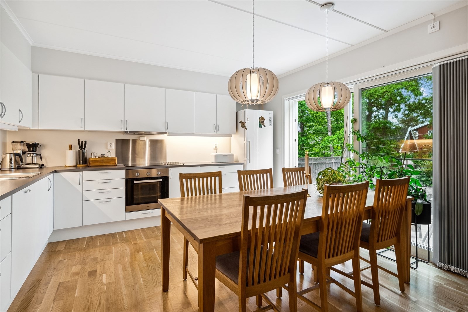 Utgang til balkong via stor skyvedør fra kjøkken/stue. Galleribilde