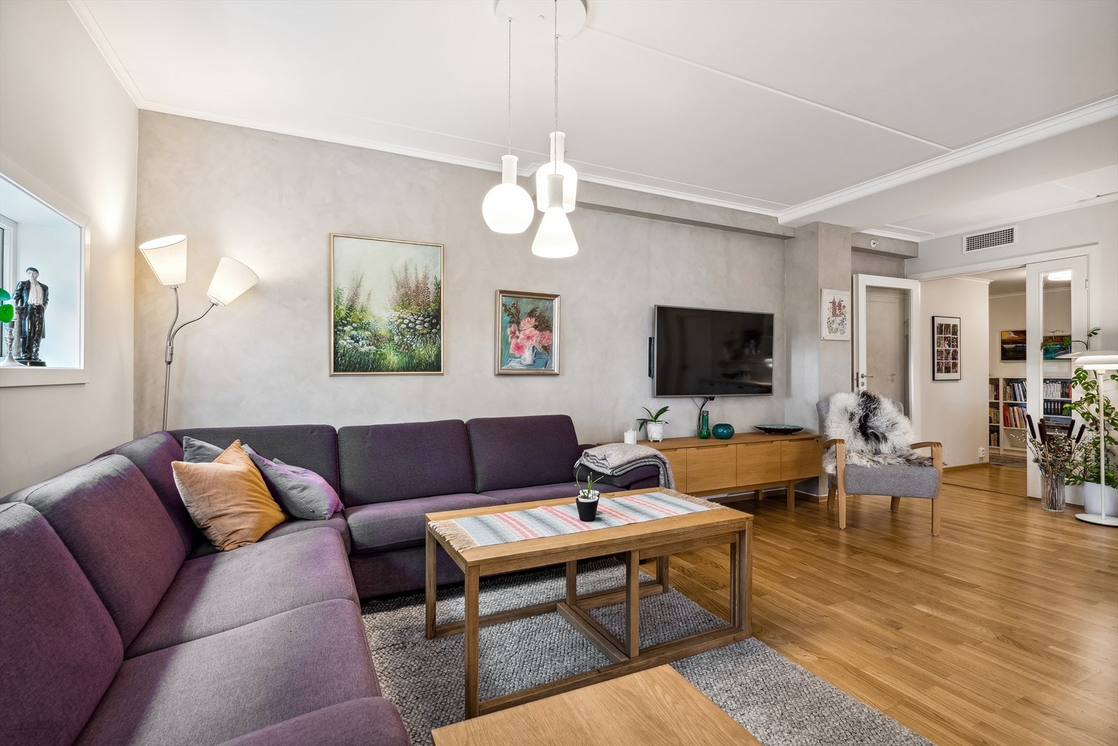 Romslig stue/spisestue og kjøkken i åpen løsning Galleribilde