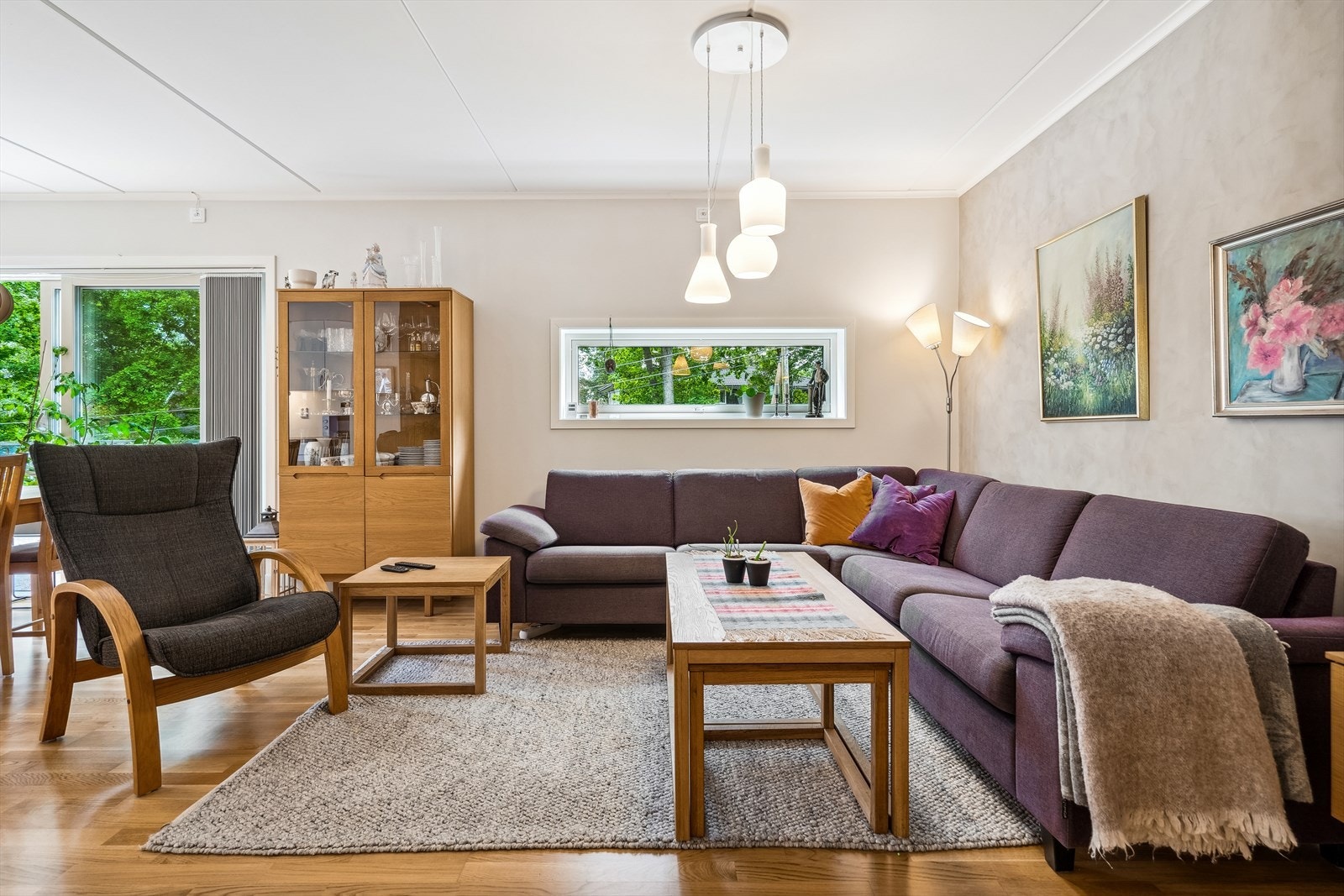 Romslig stue/spisestue og kjøkken i åpen løsning Galleribilde