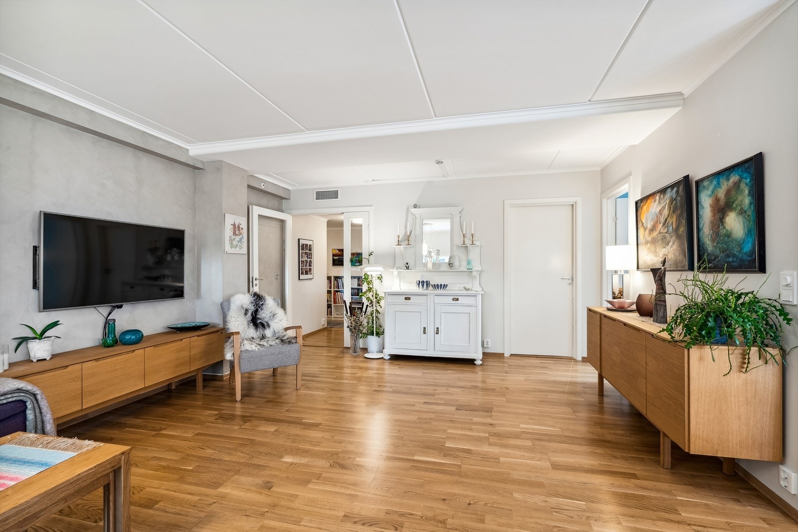 Det er god standard med parkett på gulvene, vannbåren gulvvarme og balansert ventilasjonsanlegg Galleribilde