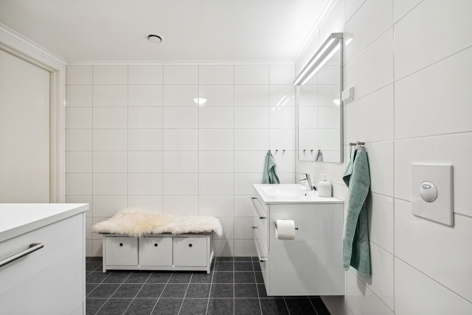 Stort og pent flislagt bad/wc/vaskerom Galleribilde