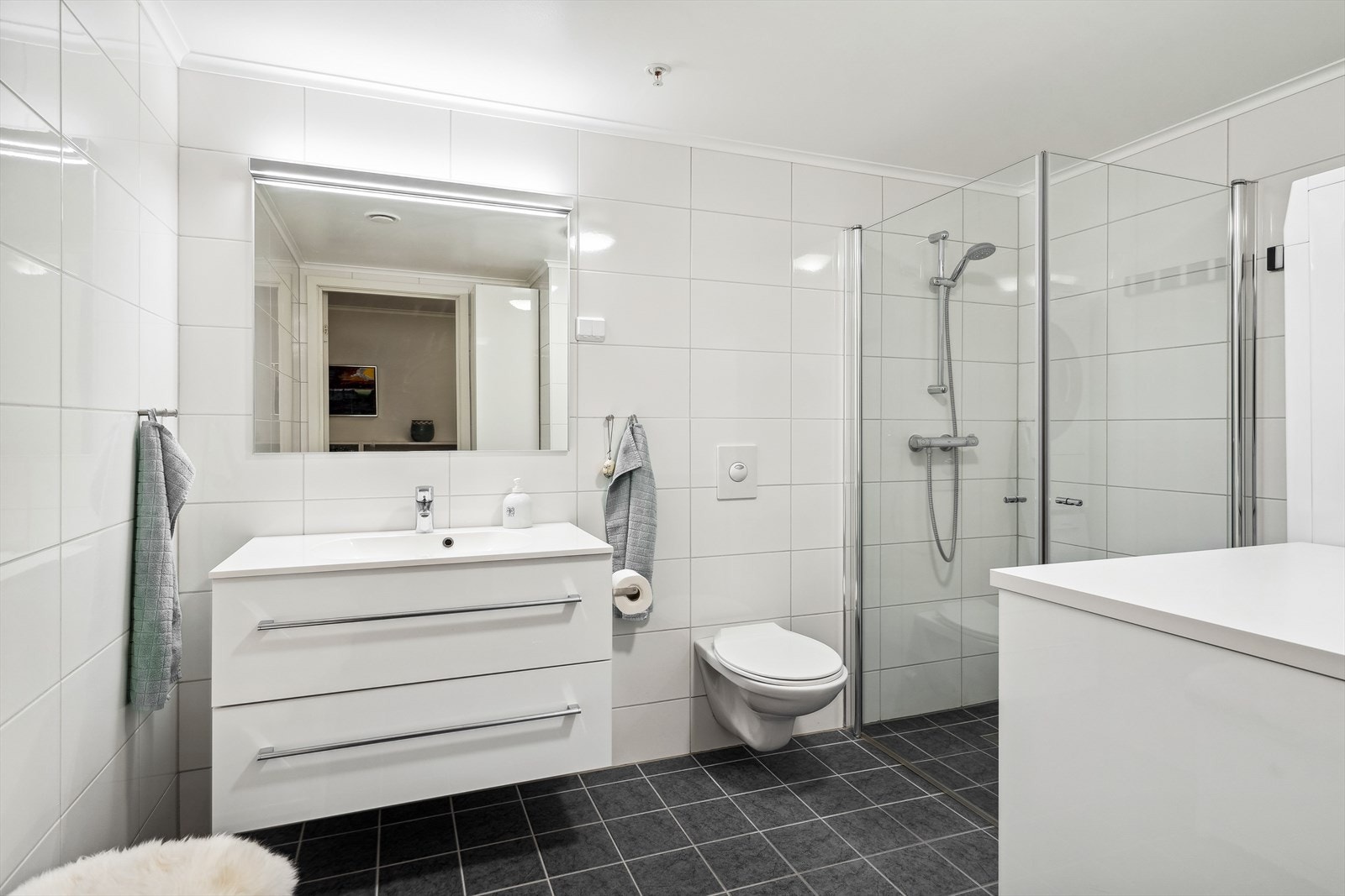 Stort og pent flislagt bad/wc/vaskerom Galleribilde