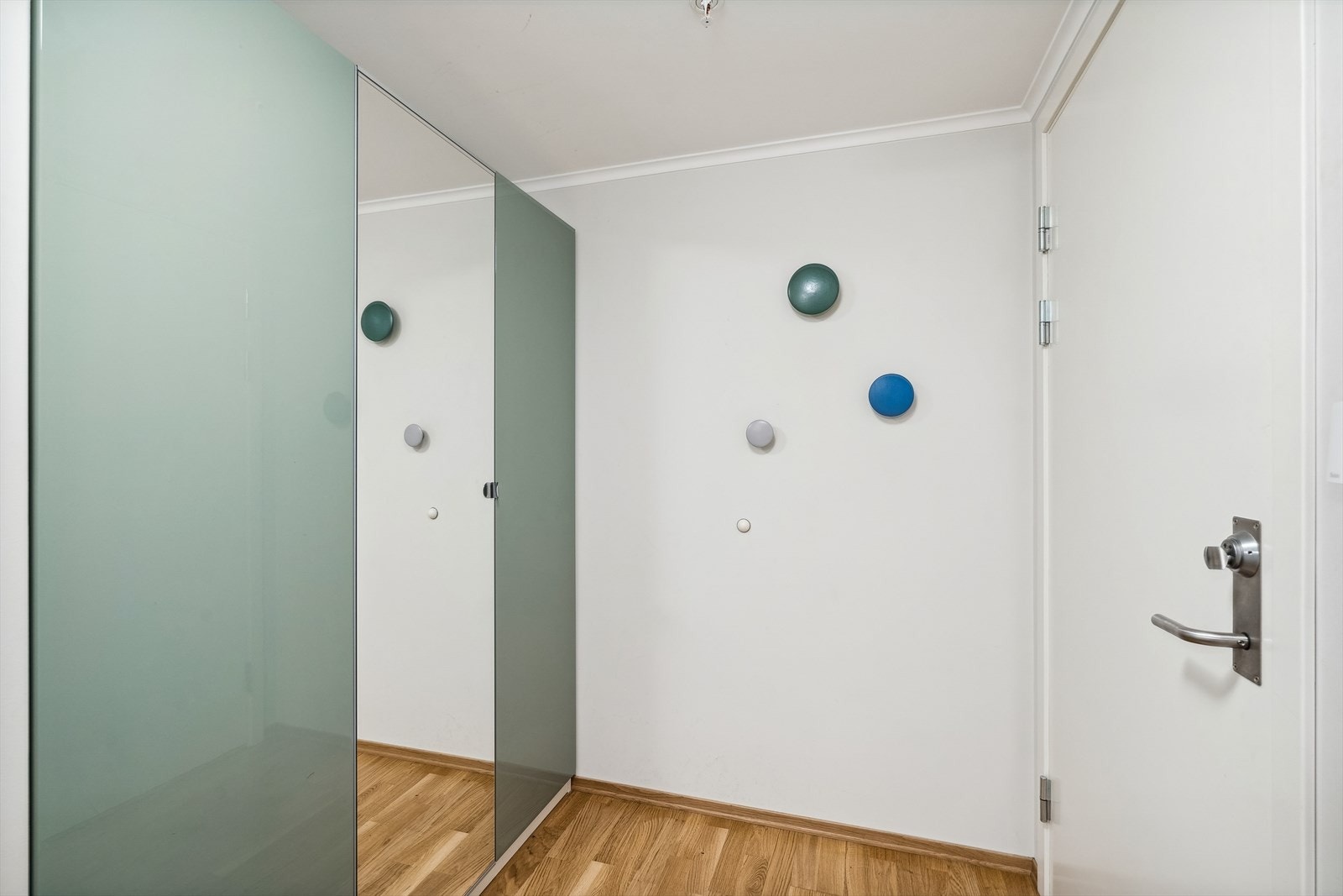 Gang med garderobe Galleribilde