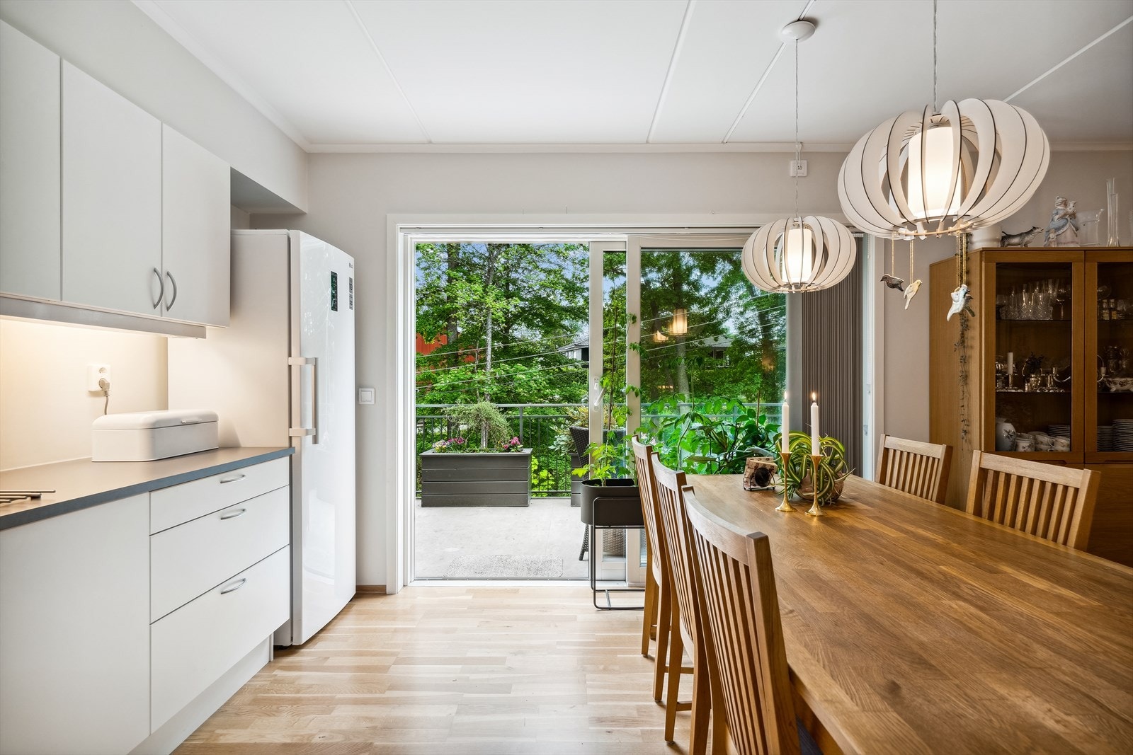 Utgang til balkong via stor skyvedør fra kjøkken/stue. Galleribilde