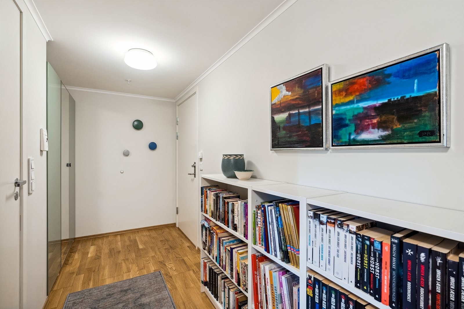 Gang med garderobeplass Galleribilde