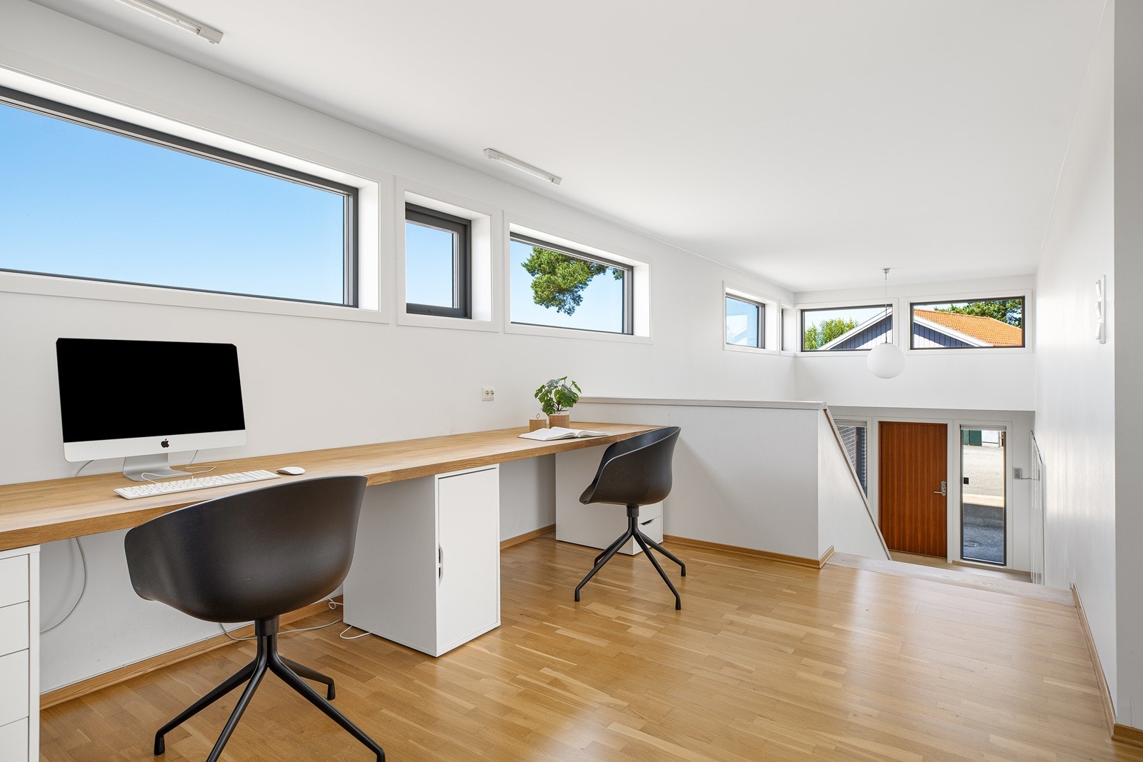 Opp trappen til 2.etasje er det en gang som i dag er innredet som praktisk kontordel Galleribilde