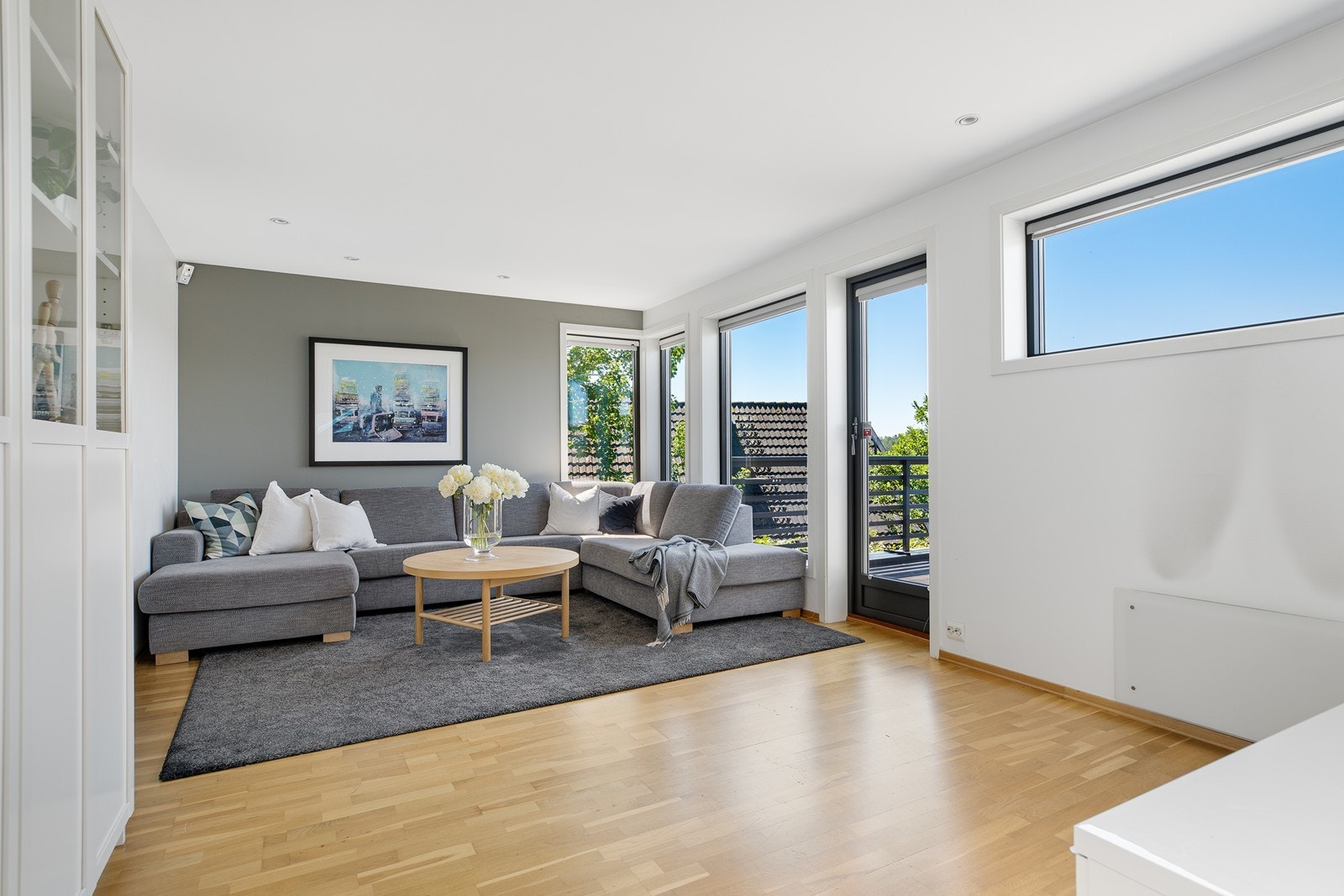 Lys og hyggelig stue med egen utgang til terrasse Galleribilde