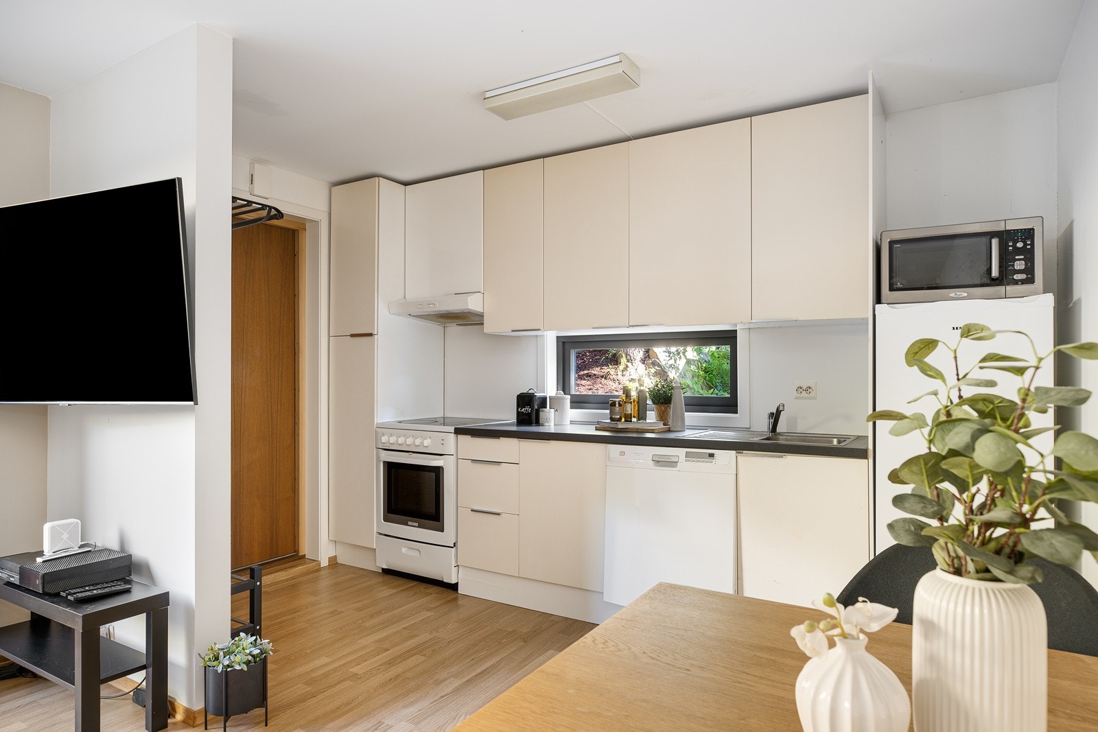 Praktisk kjøkken med slette fronter og god oppbevaringsplass Galleribilde