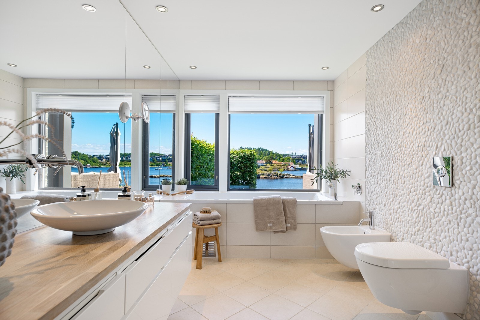 Soverommet har et eget flislagt bad med lekre detaljer og varmekabler i gulv Galleribilde