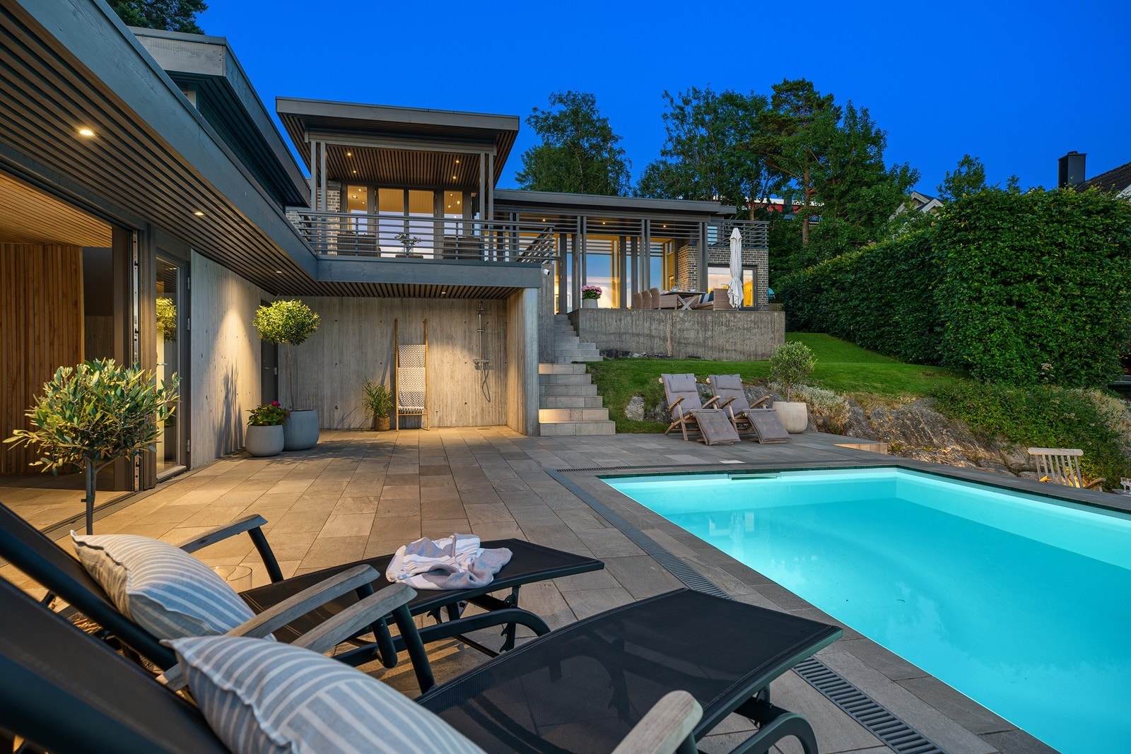 Uteområdet er meget imponerende med flisagt bassengområde, og privat bryggeanlegg. Galleribilde