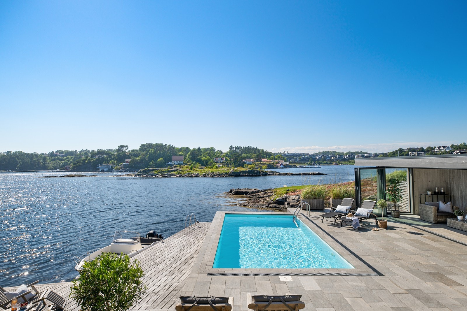 Området er fredelig og rolig med kun bølgeskvulp og båter som sakte glir forbi Galleribilde