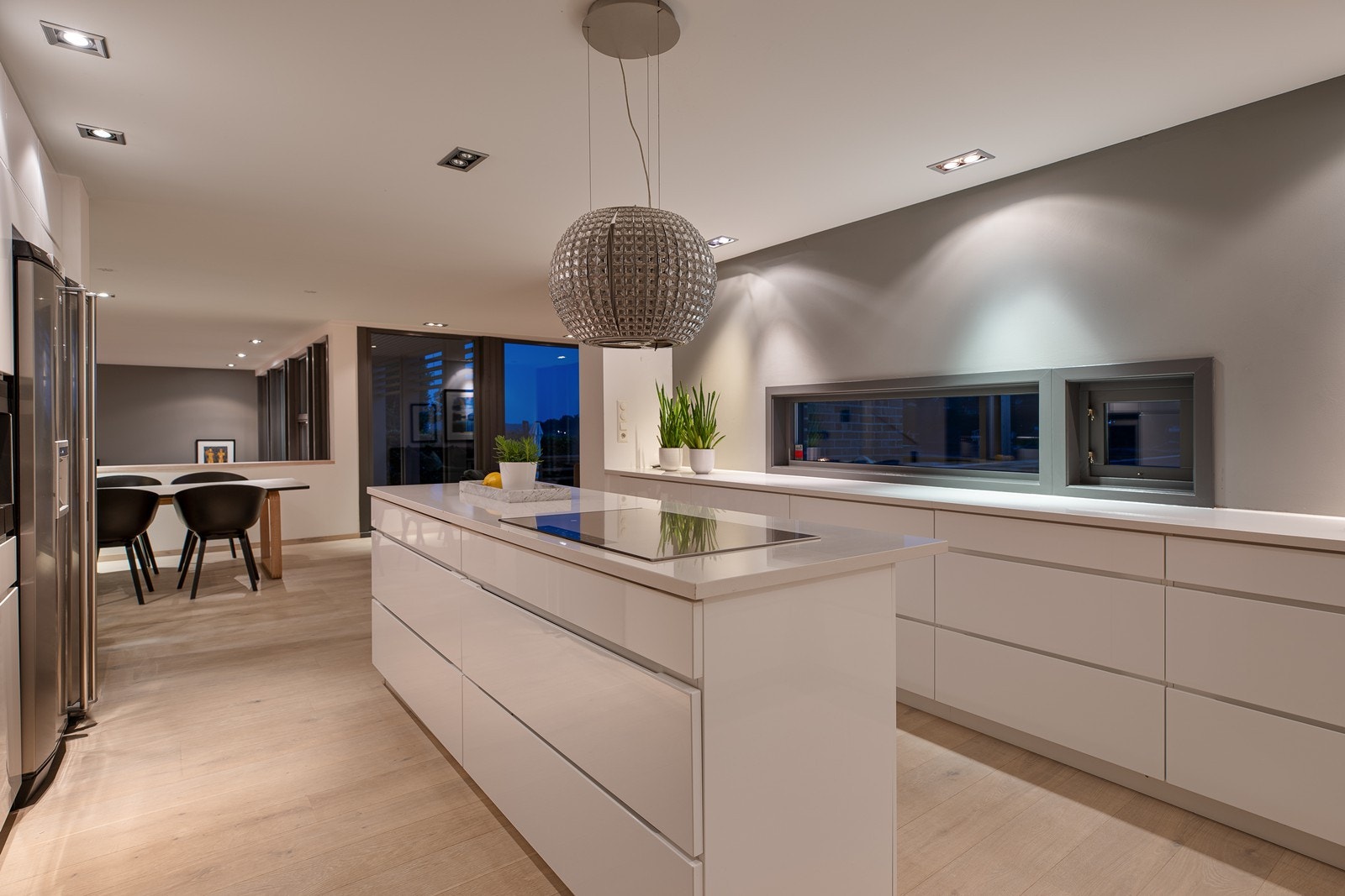 Kjøkkenet har også Gaggenau ovn og kombi damp ovn med fasttilkobling til vann og avløp. Integrert oppvaskmaskin fra ASKO og Siemens kaffe maskin Galleribilde