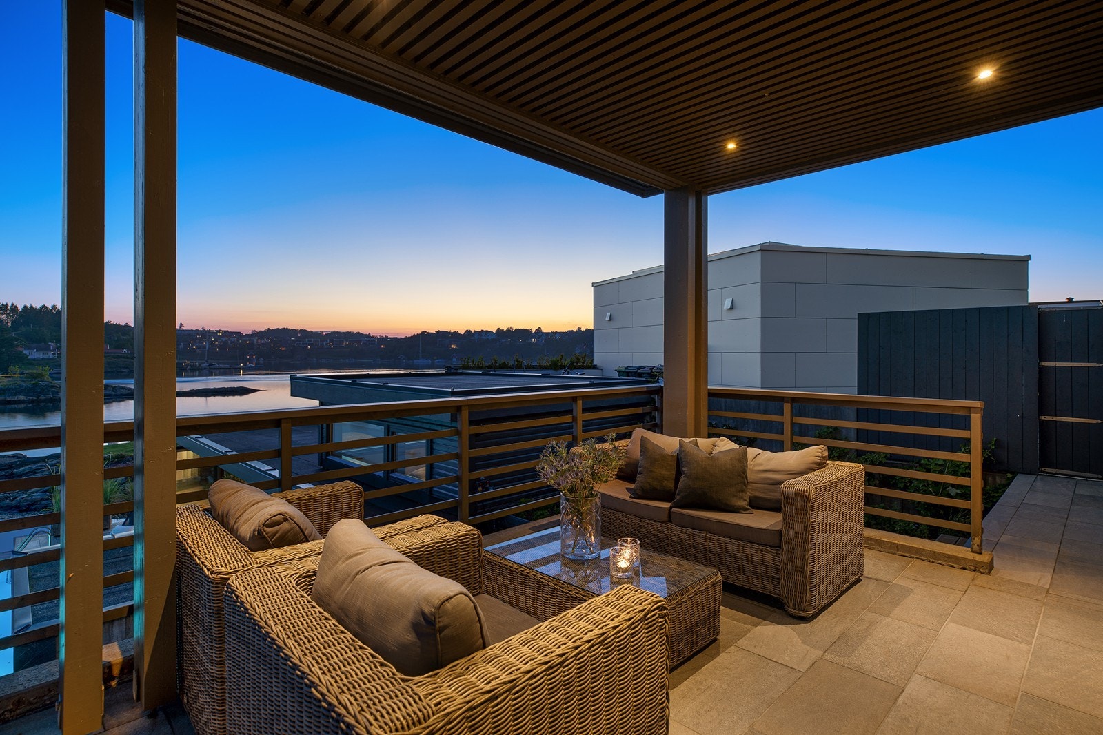 Kveldshygge på terrassen Galleribilde