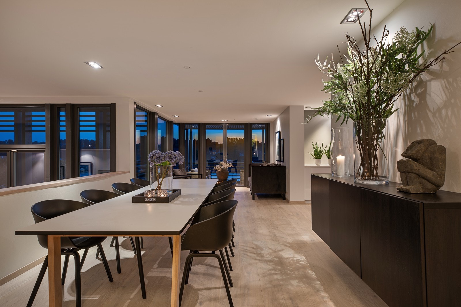 Flott spisestue med pent gulv, lyse vegger og spotter i tak som gir et moderne og innbydende inntrykk Galleribilde