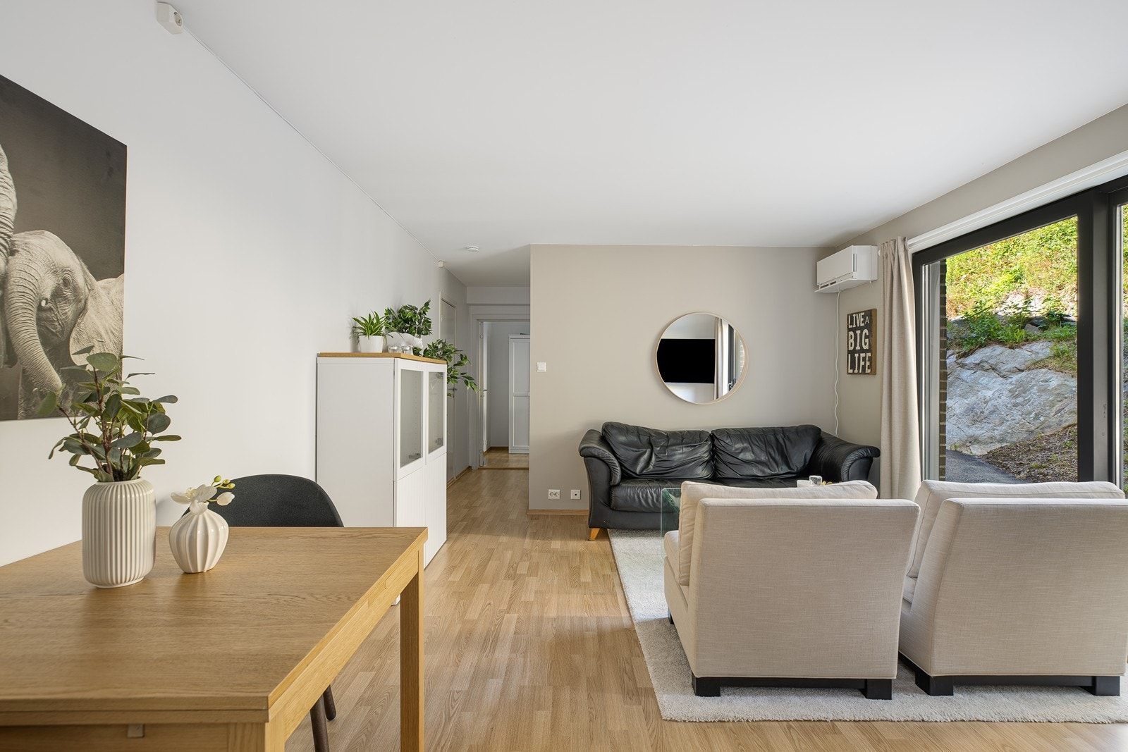 Romslig stue med plass til sofagruppe og spisegruppe Galleribilde