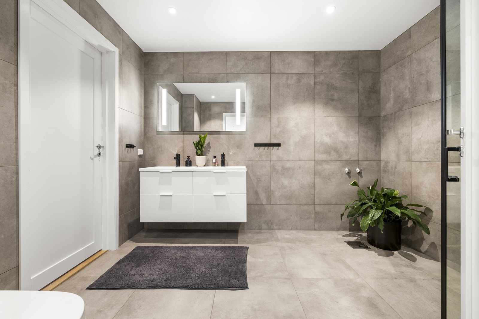 Baderomsinnredningen består av dusjhjørne, vegghengt toalett og det er lagt opp mulighet til badekar. Galleribilde