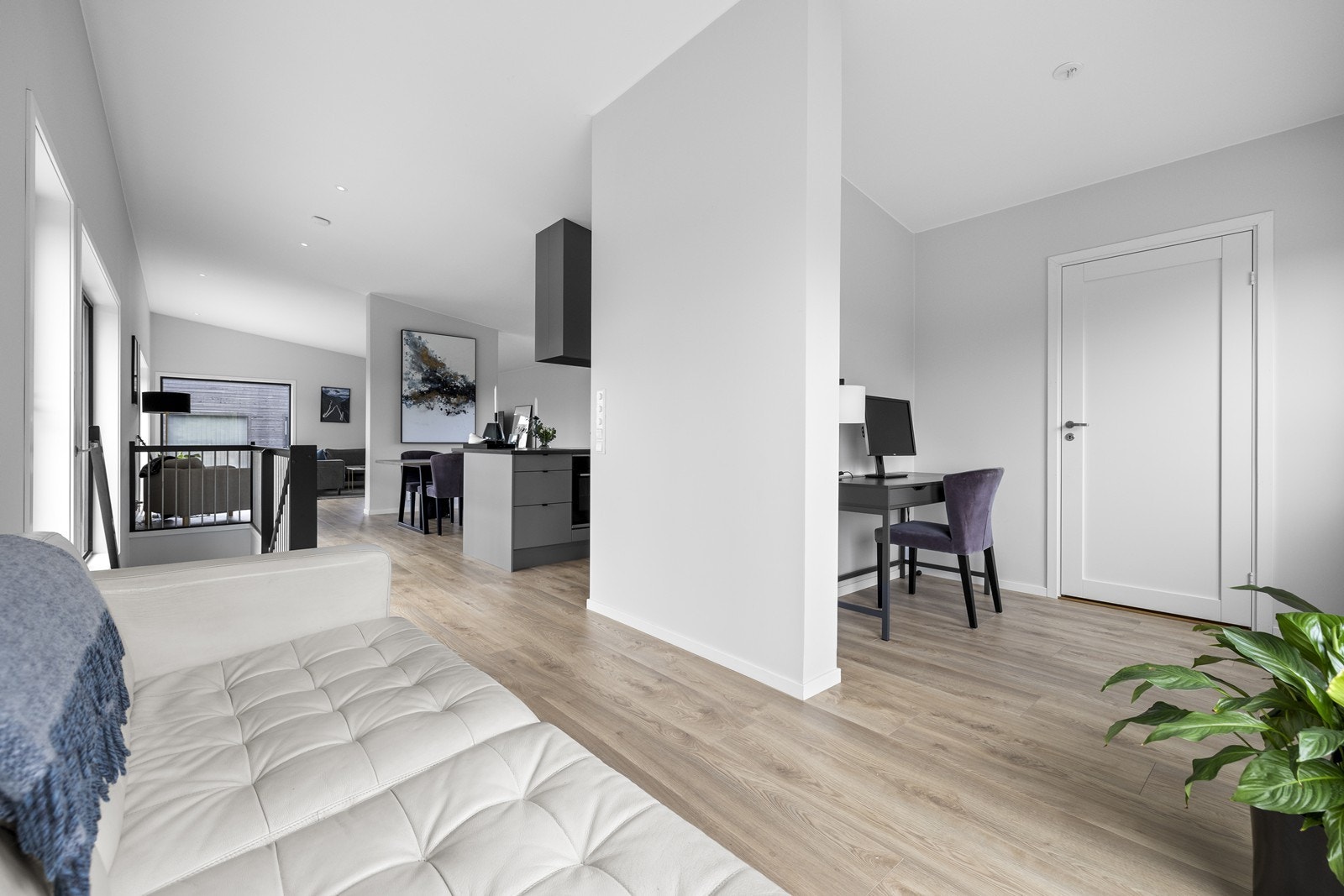 På baksiden av kjøkkenet har du en hyggelig krok som kan brukes både som TV-stue og kontor. Galleribilde