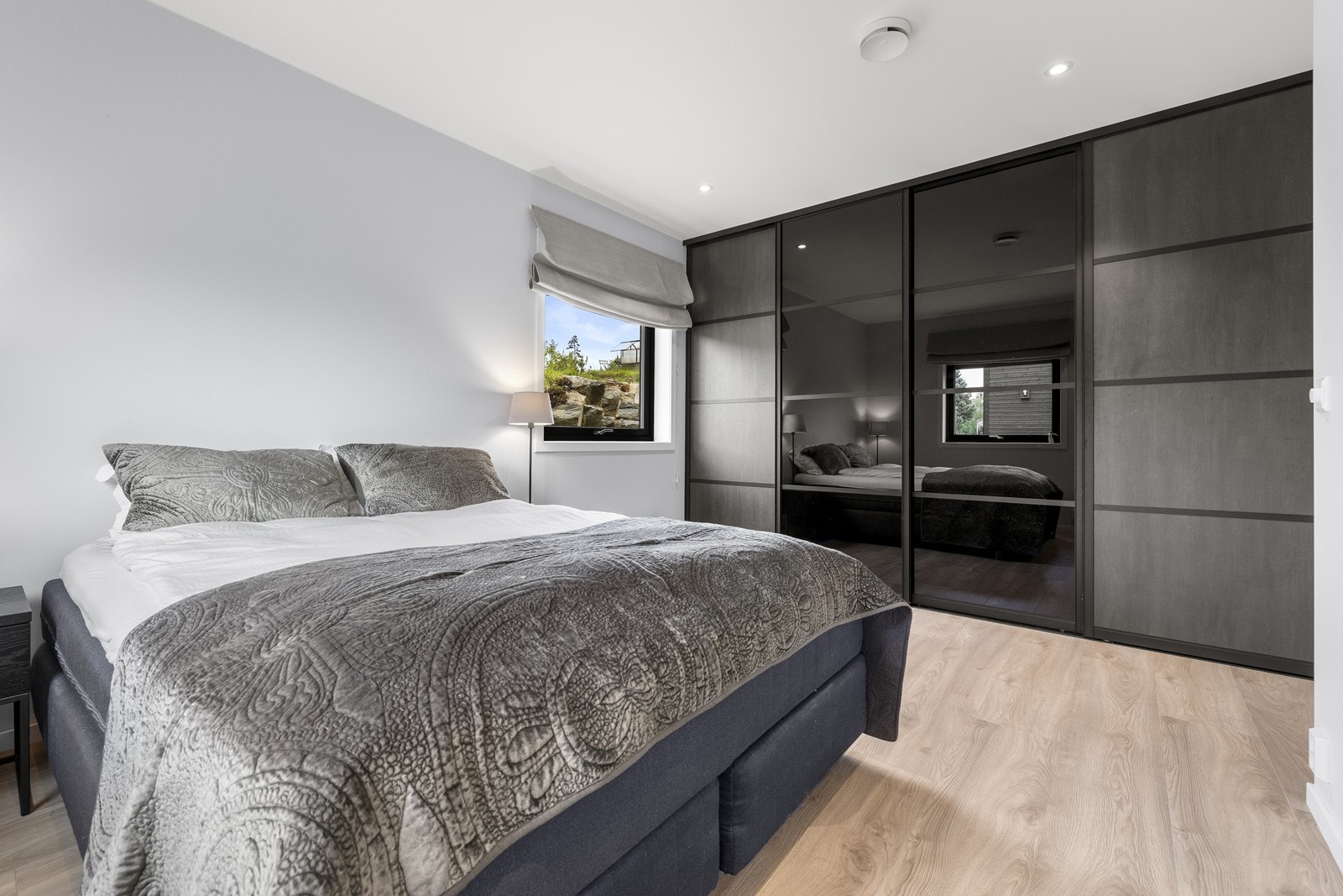 Soverommet har god plass til dobbeltseng med tilhørende nattbord og det er montert skyvedørsgarderobe. Galleribilde