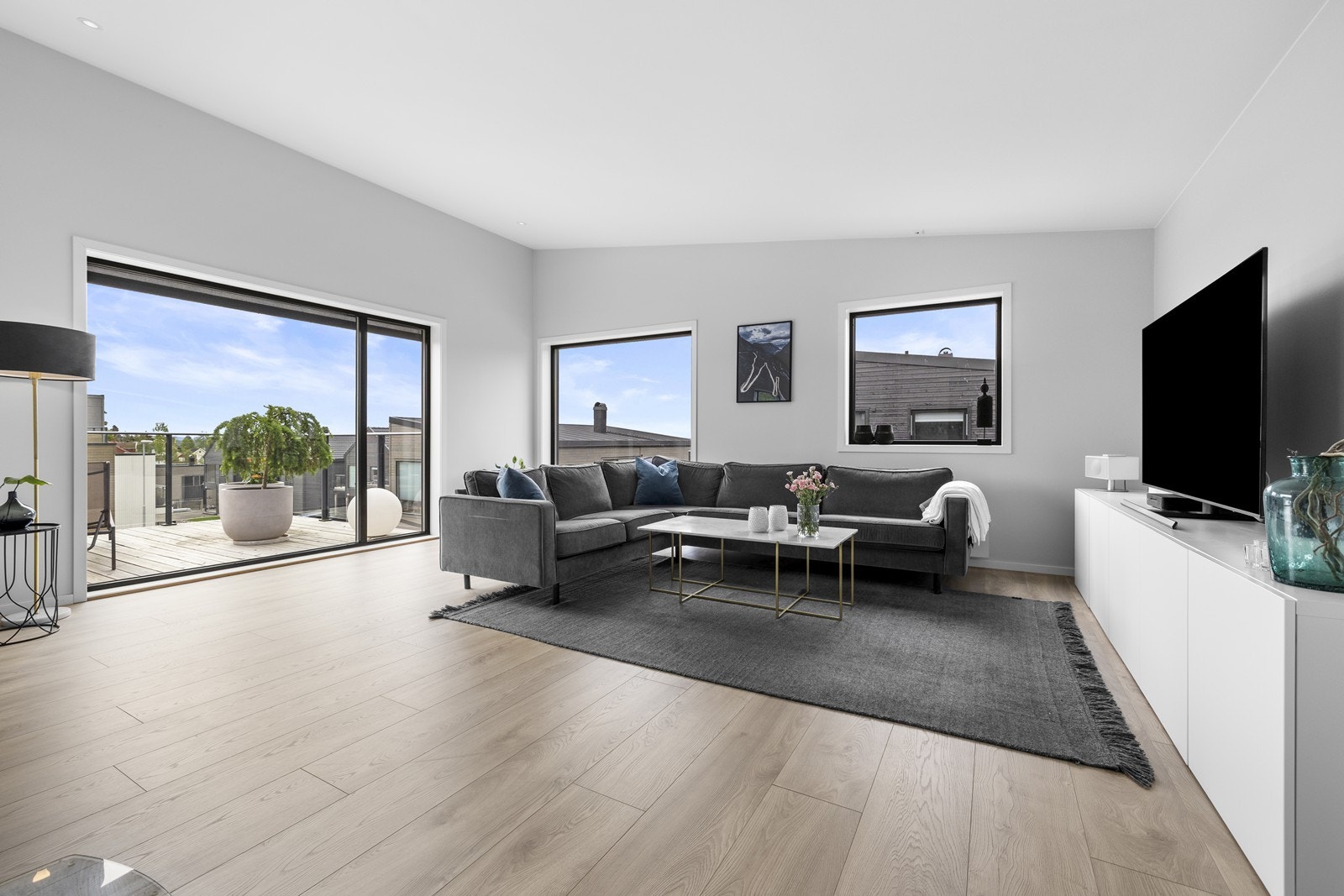 I stuen har du store vindusflater som gir rikelig med naturlig lys. Stuevinduene har montert utvendige screens for ekstra komfort på solrike dager. Galleribilde