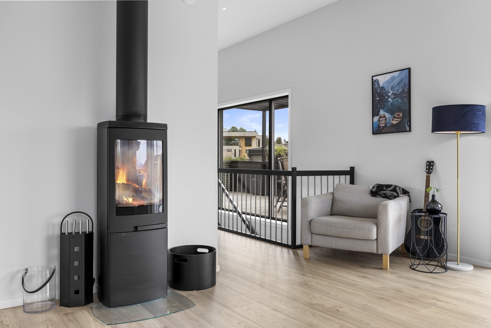 I stuen er det montert en peisovn som skaper lun og god stemning på mørke høst- og vinterkvelder. Galleribilde