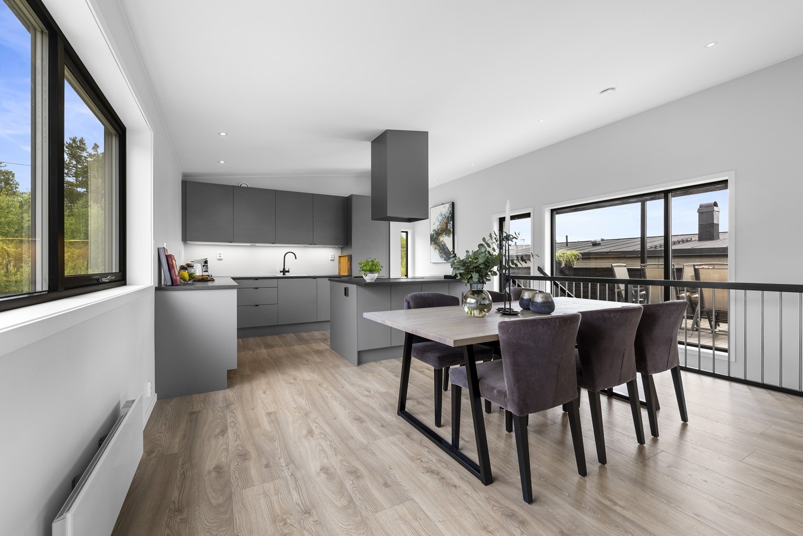 Boligen har et stort og luftig kjøkken med åpen løsning til spisestuen. Galleribilde