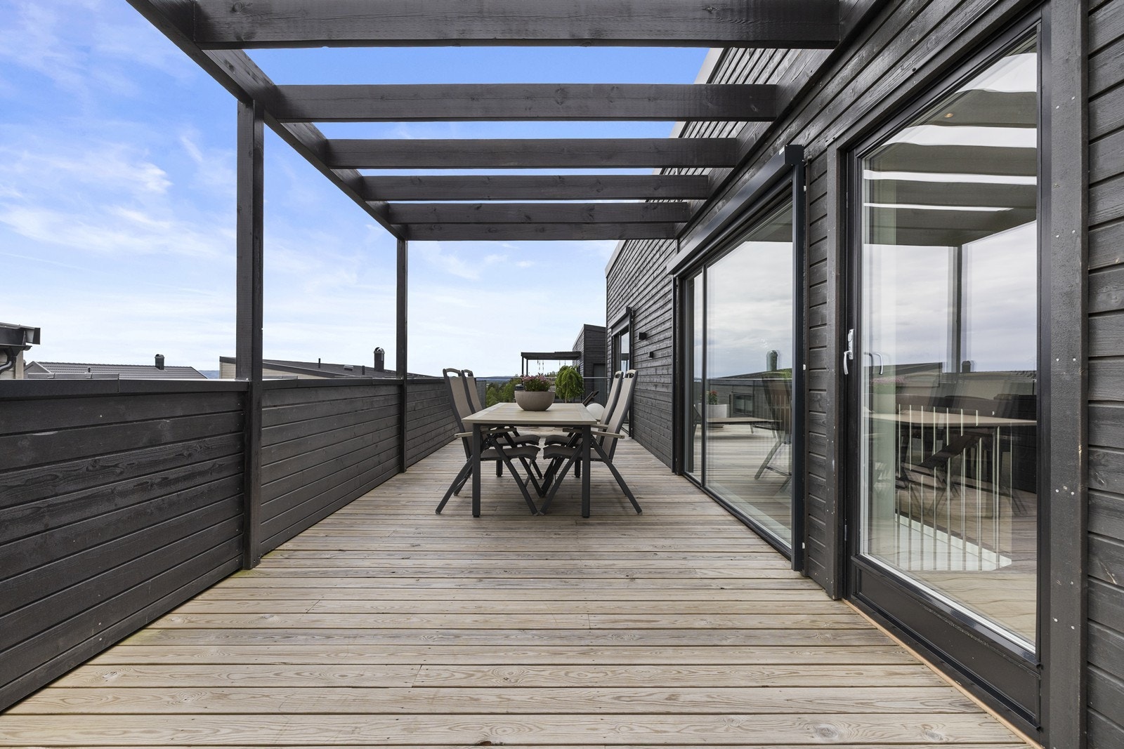 Boligen har en nydelig takterrasse over carporten på 36 m² med gode solforhold. Galleribilde