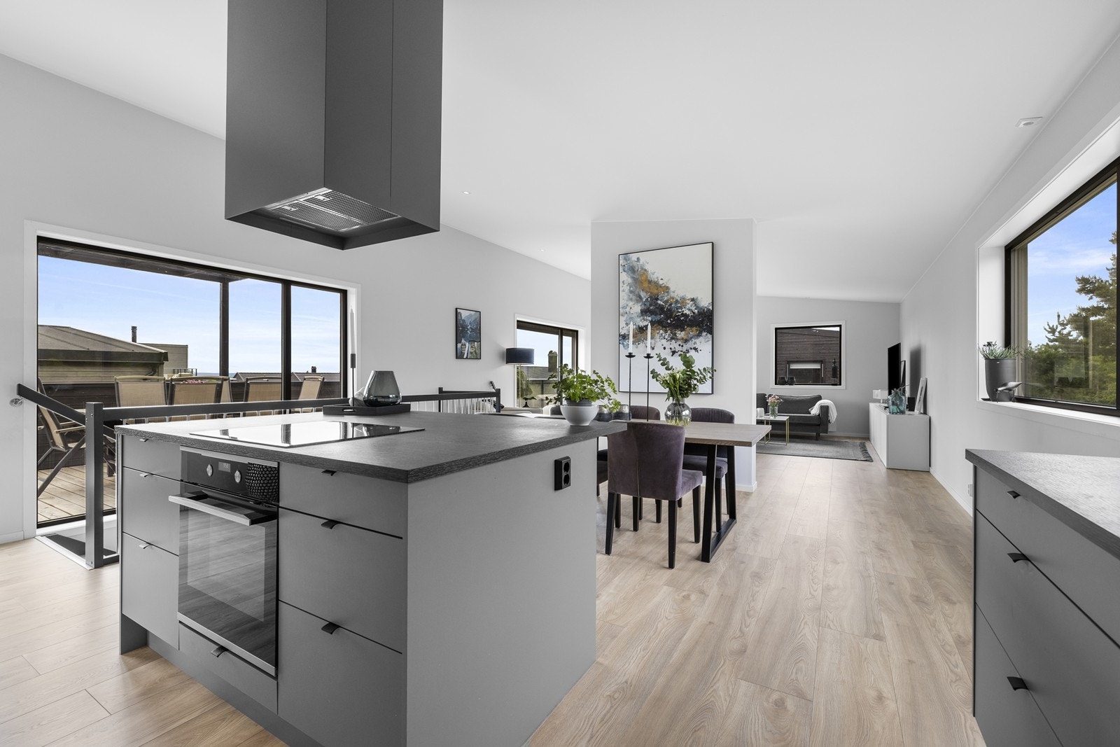 Det er integrerte hvitevarer på kjøkkenet. Galleribilde