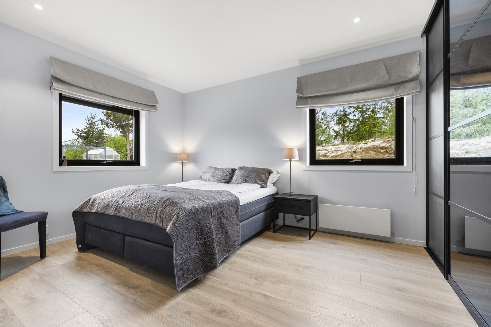 Boligen har 3 gode soverom. Soverom 1 er lyst og luftig med store vinduer som slipper inn rikelig med naturlig lys. Galleribilde