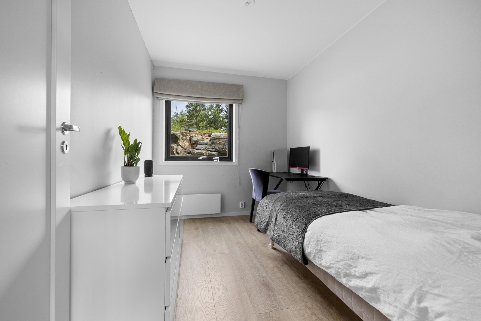 Soverom 2 og 3 er lik i størrelsen og har god plass til seng, skrivepult og garderobeløsning. Galleribilde