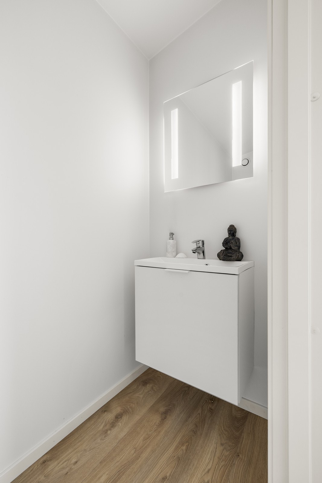 Ved kontoret har du et toalettrom med vegghengt toalett og servant med underskap. Galleribilde