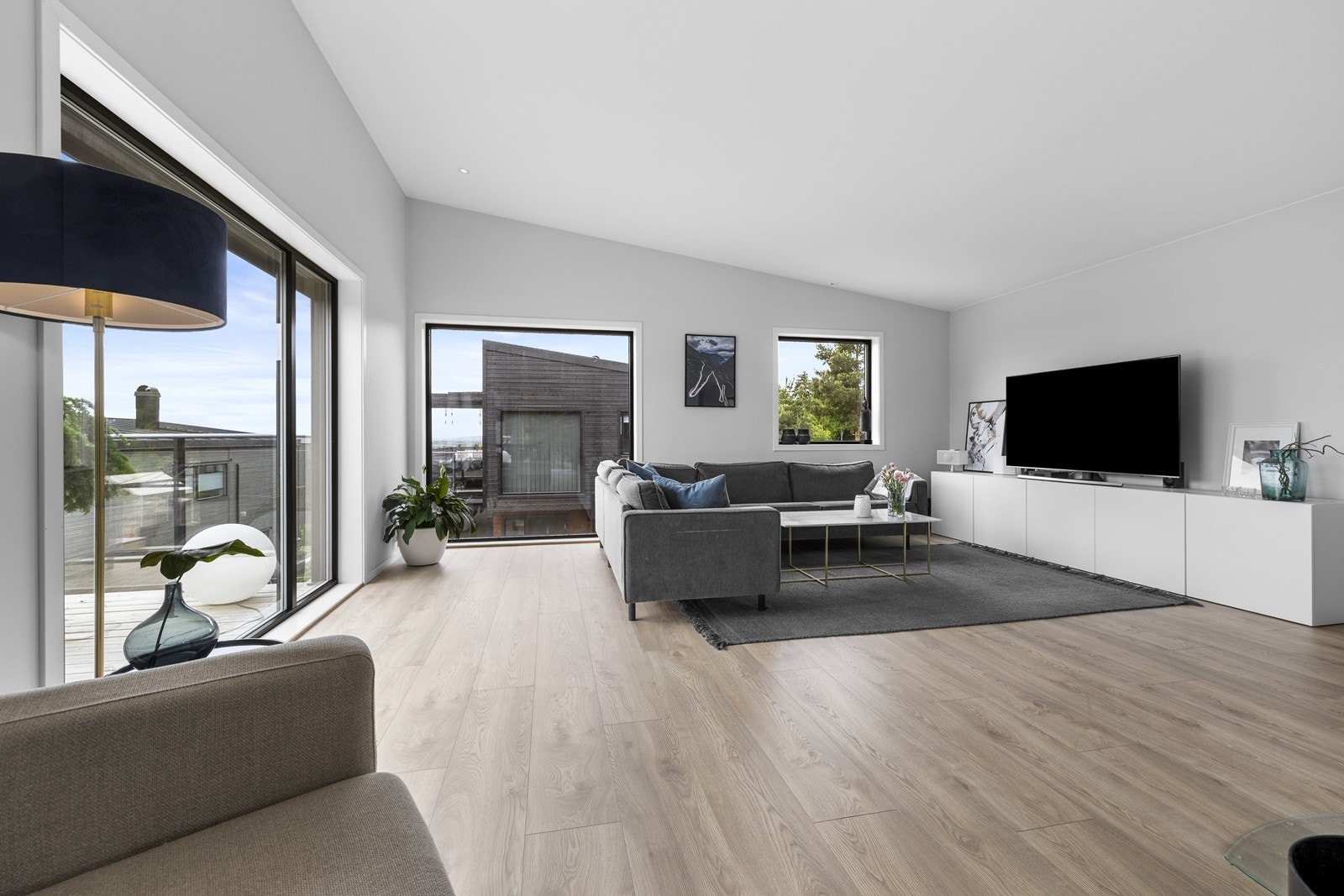 Stuen er av svært god størrelse med god plass til å innrede med både sofagruppe og TV-møblement. Galleribilde