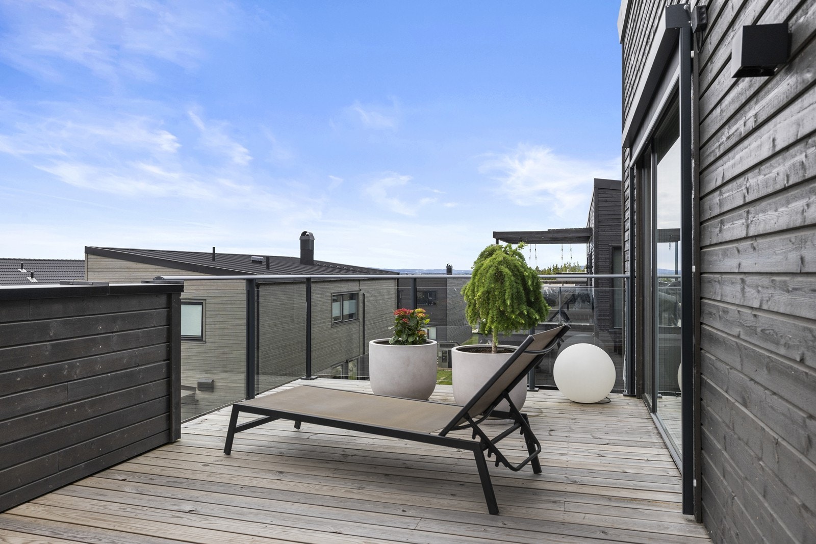 Fra terrassen har du en flott utsikt over Romeriksåsene. Galleribilde