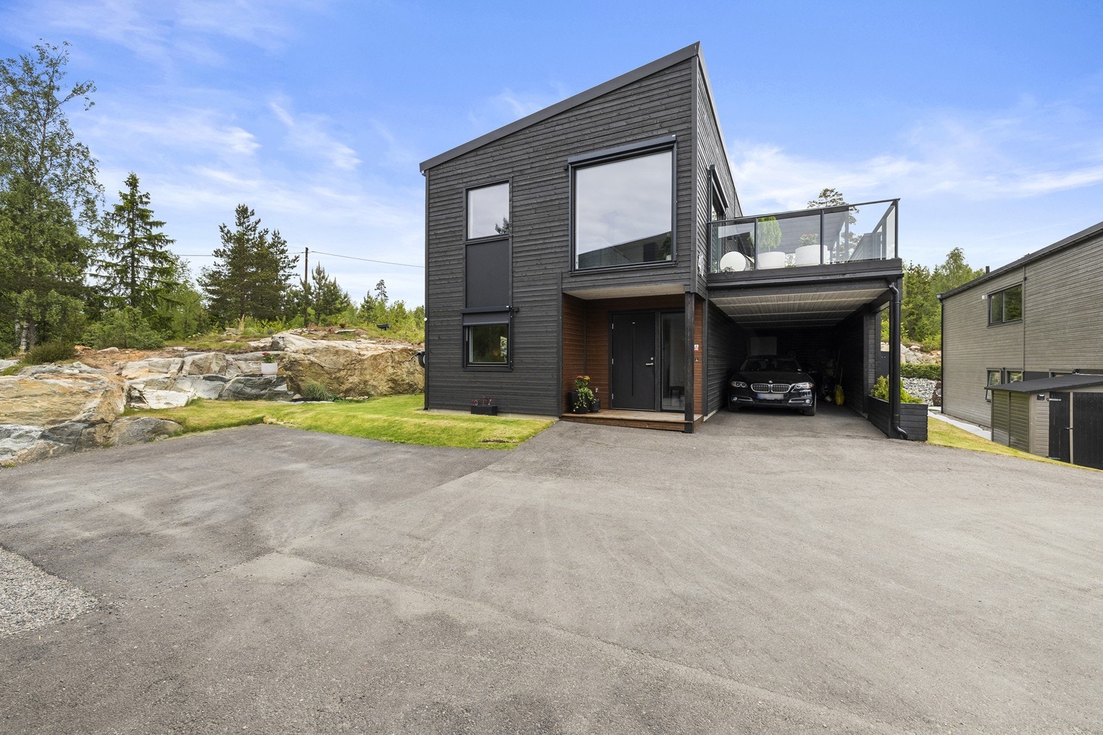 Boligen har en dyp og god carport med plass til to biler. Galleribilde