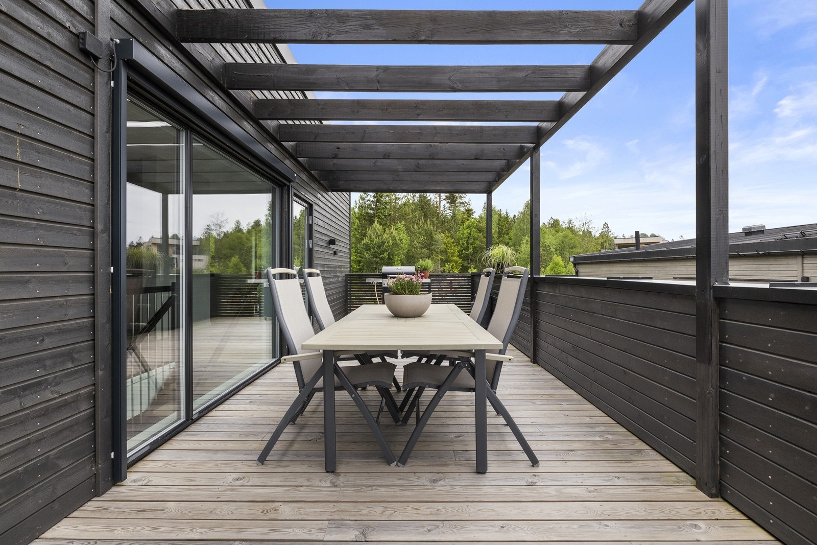 Terrassens gode størrelse gir god plass til både spisegruppe, loungesett og grill - Her kan du virkelig nyte late sommerdager! Galleribilde