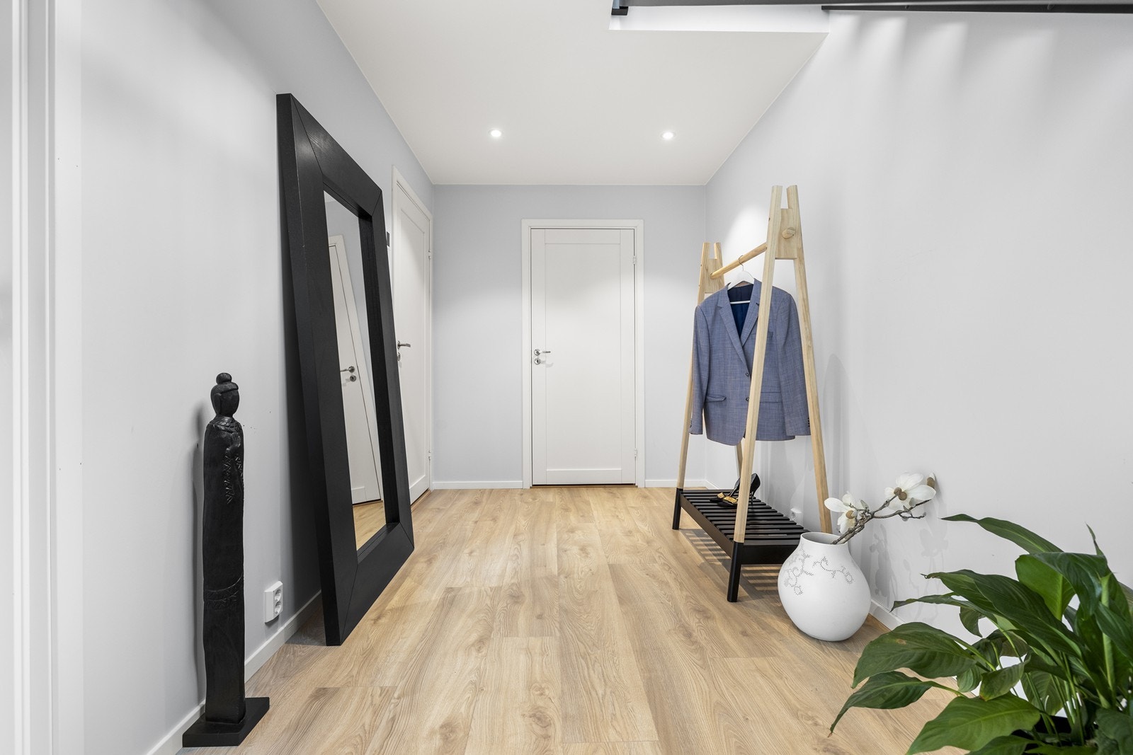 Gangen er av svært god størrelse med god plass til å sette opp garderobeløsning for yttertøy. Galleribilde