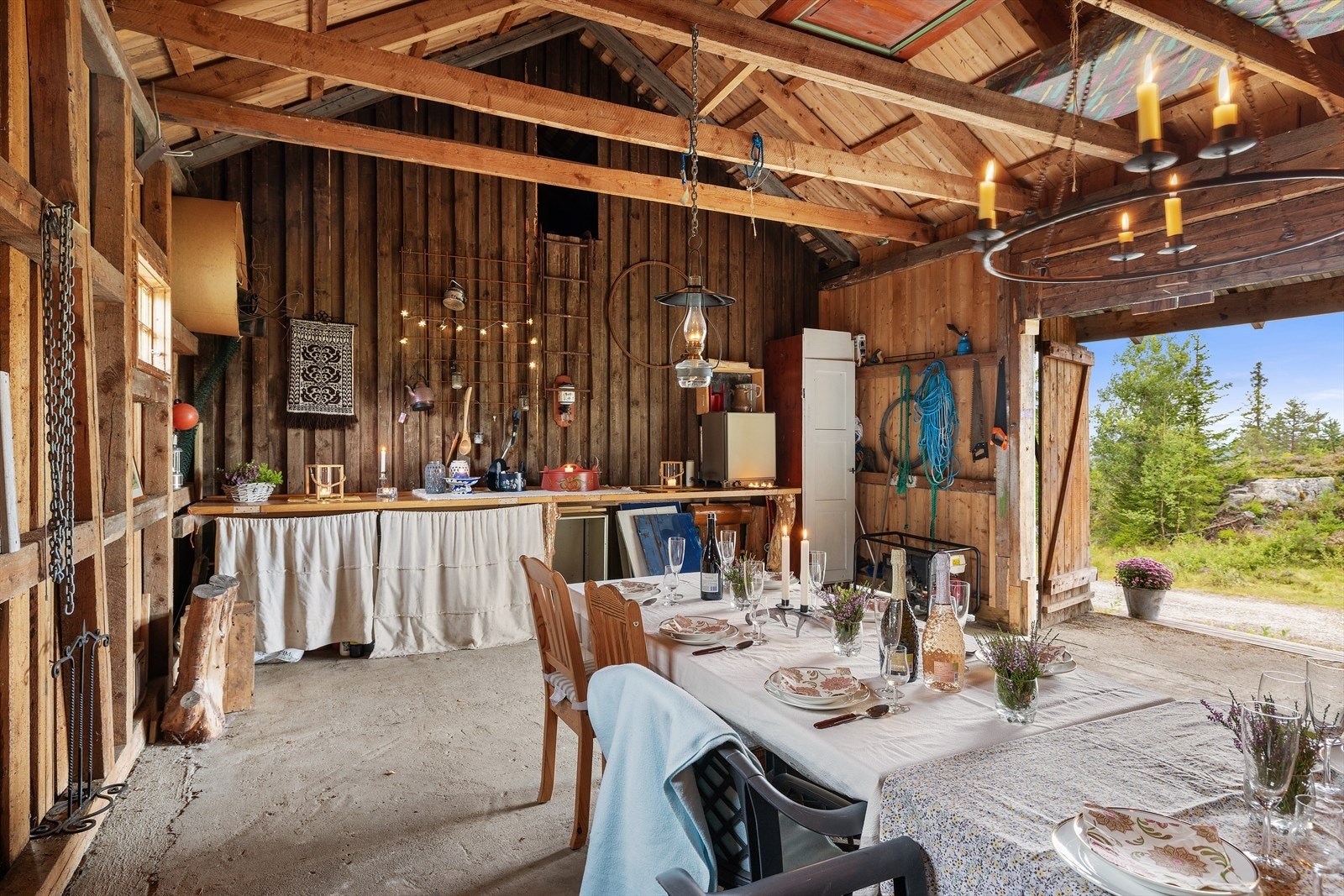 Annekset har en rustikk og koselig atmosfære med synlige bjelker og varme materialvalg - et perfekt sted for lange måltider, feiringer eller sosiale kvelder i uformelle rammer. Galleribilde