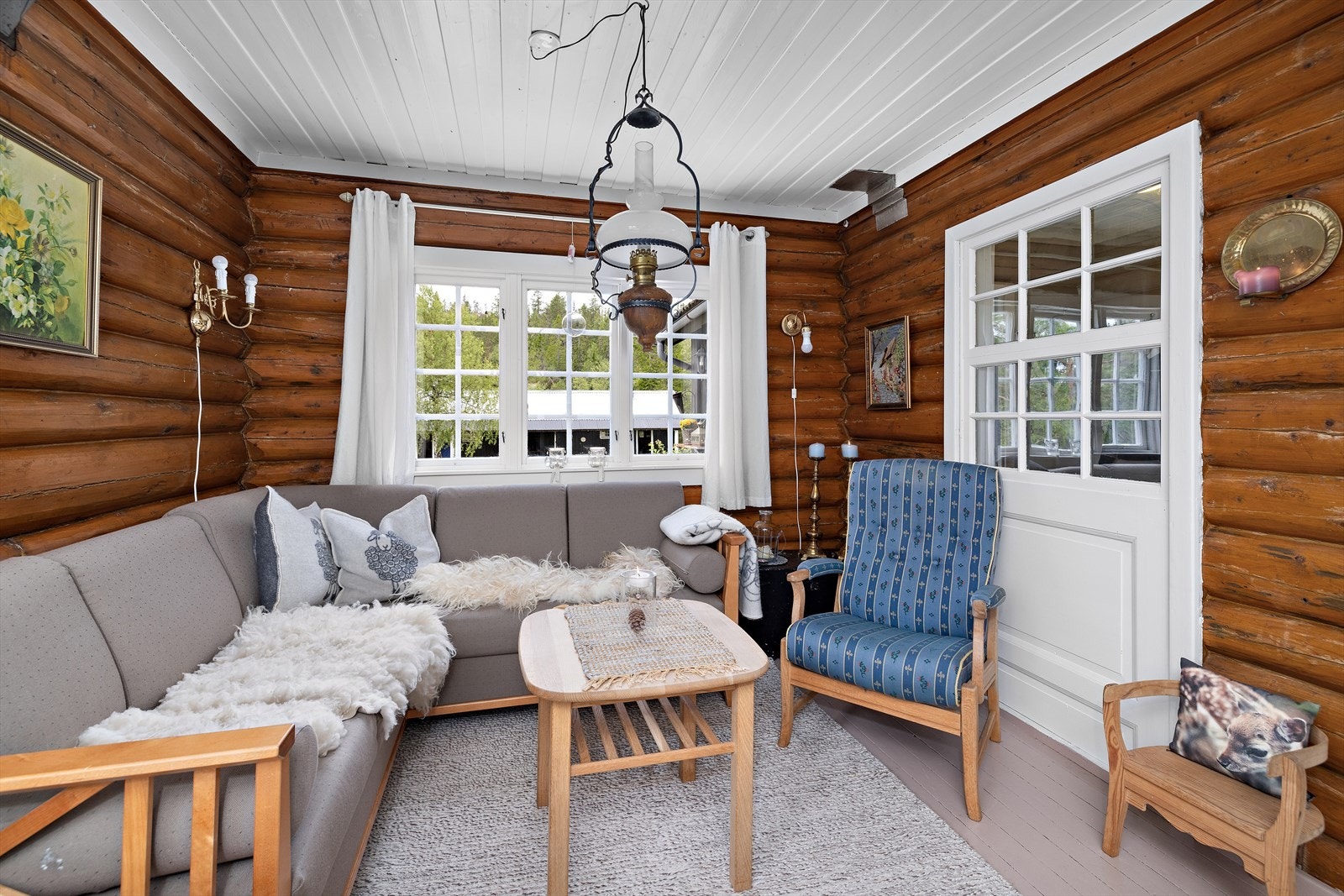 Stuen har godt med dagslys inn, som gir flott romfølelse med mye naturlig lys. Galleribilde