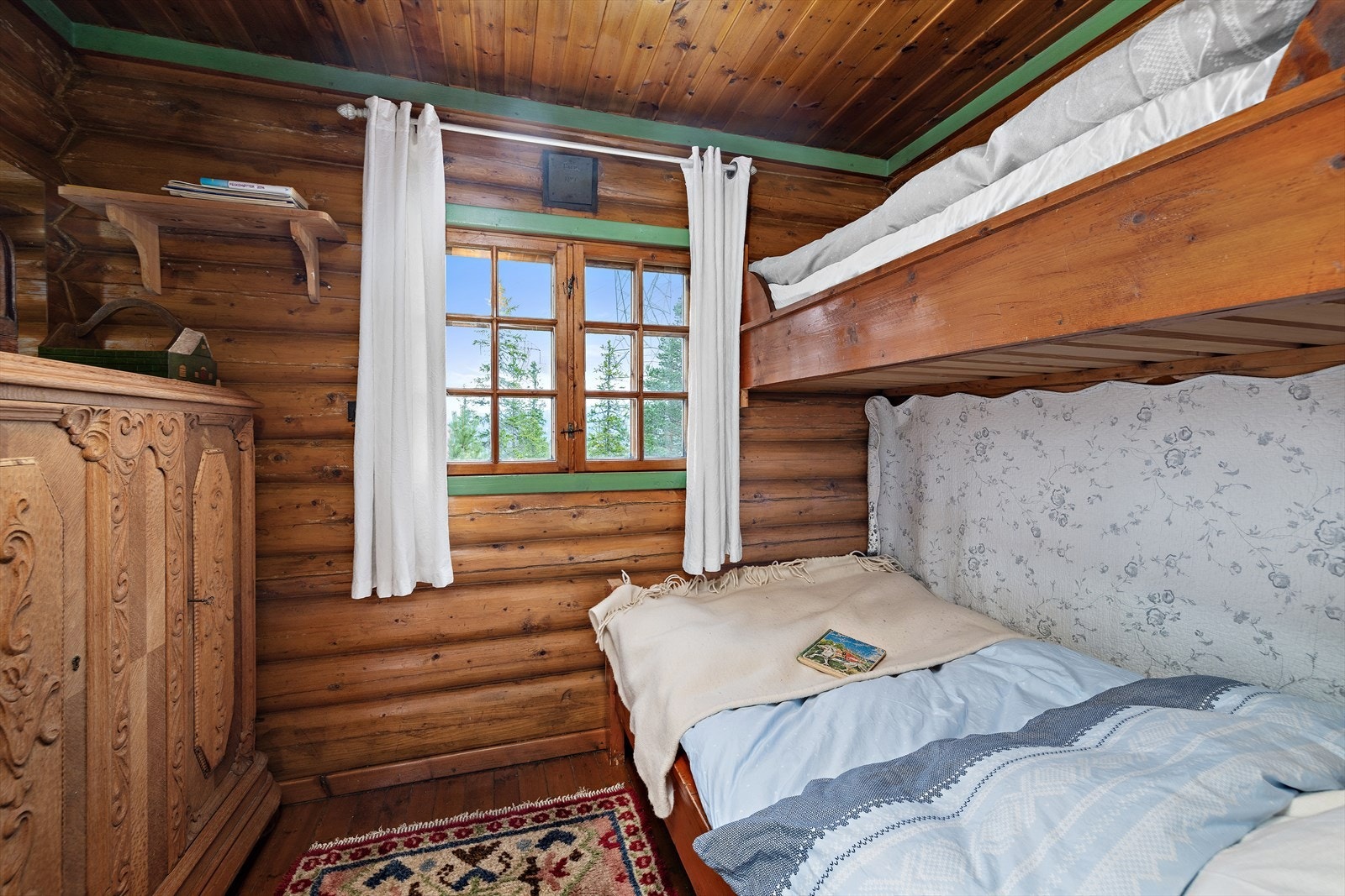 Soverommene er innredet med dobbeltseng og plassbygd køyeseng. Galleribilde