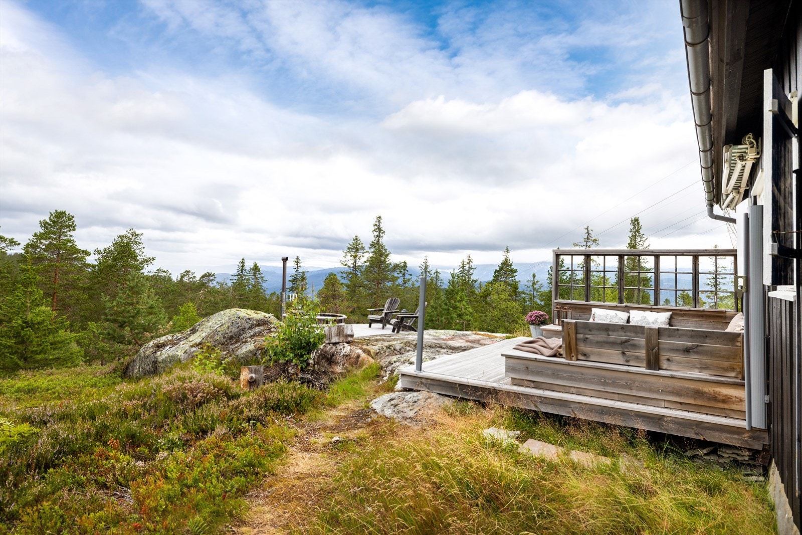 Hyggelig og lun terrasse utenfor hytta! Galleribilde