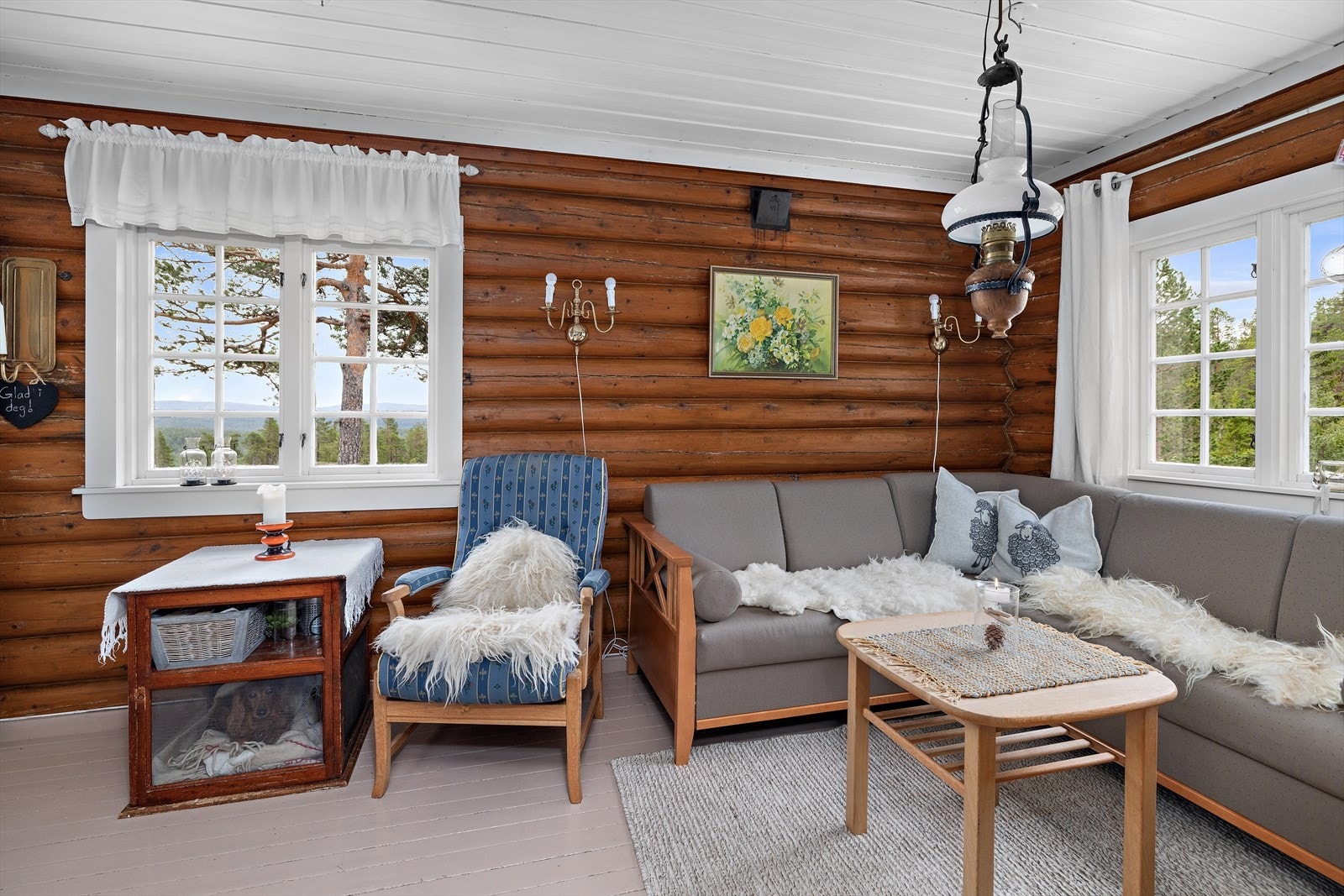 Rommet åpner opp for ulike møbleringsalternativer med en stor og komfortabel sofakrok, underholdningsavdeling og lenestoler, der en kan sitte å nyte en god bok. Galleribilde