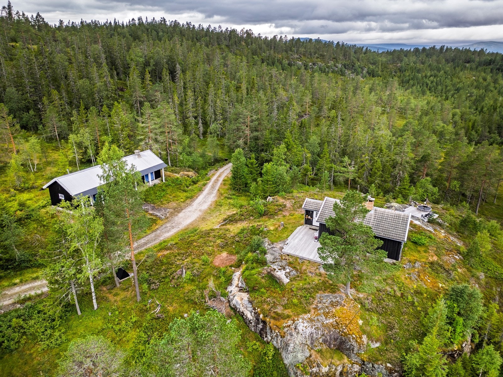 Eiendommen ligger idyllisk til på en flott naturtomt på Leknesfjellet, mellom Gulsvik og Sokna. Galleribilde