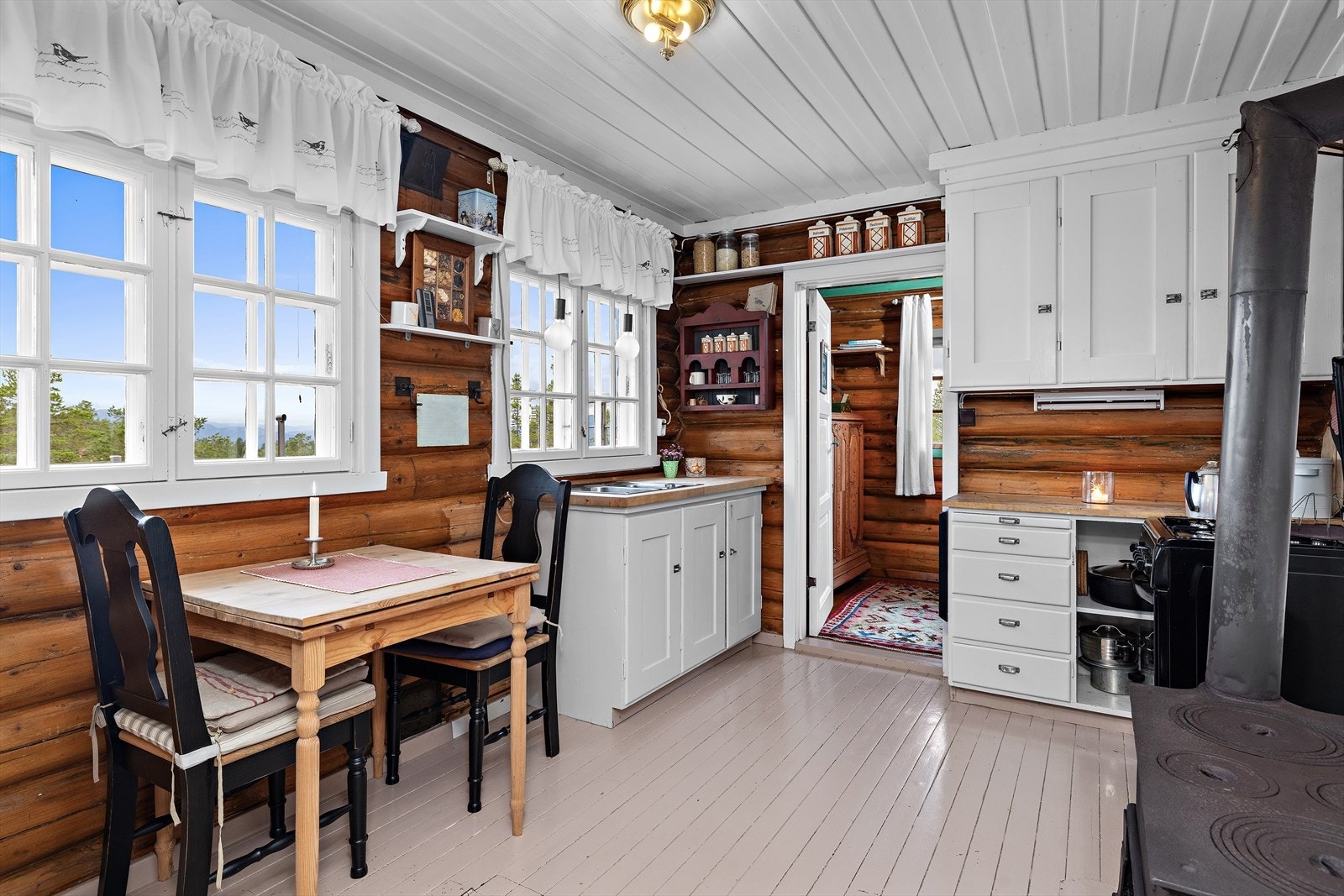 Kjøkkenet er fra byggeår, og har en enkel hytte standard. Galleribilde