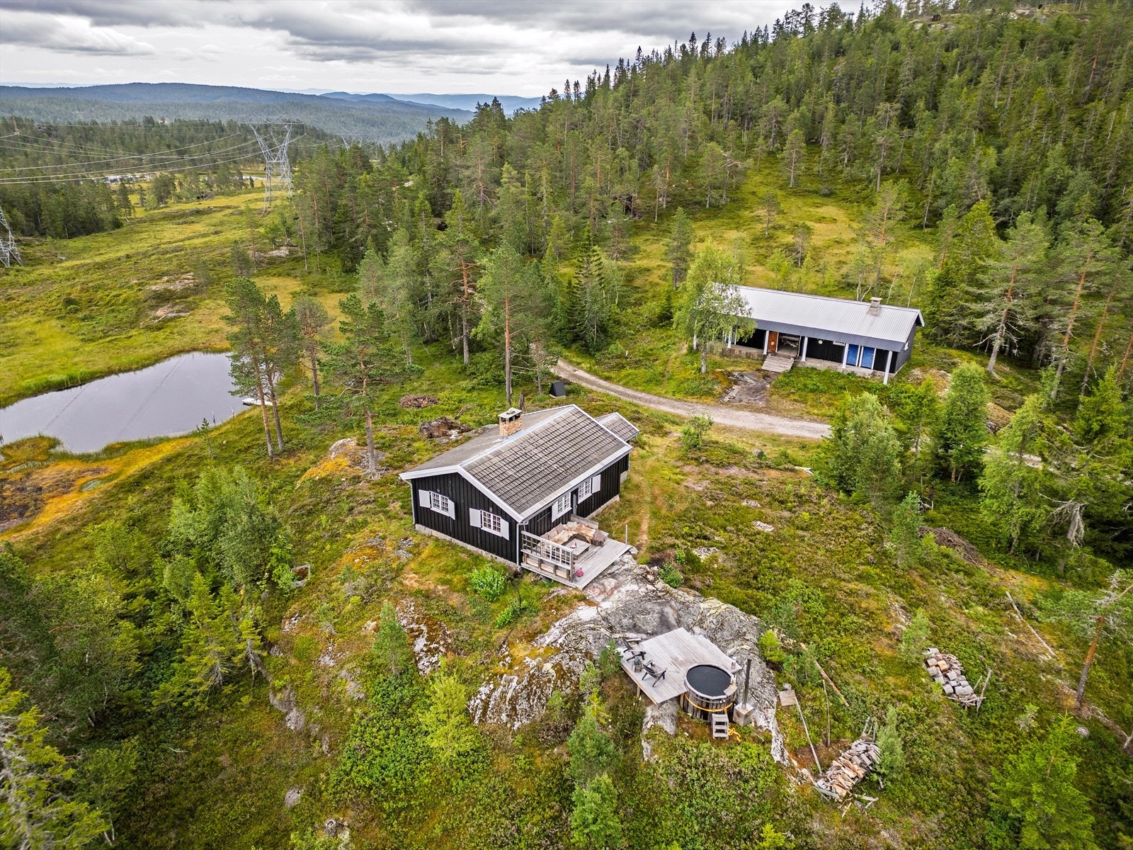 "Kringsjaa" Gulsvik/Leknesfjellet! Hyggelig hytte med stort anneks. Panoramautsikt. Terrasse med badestamp. Galleribilde