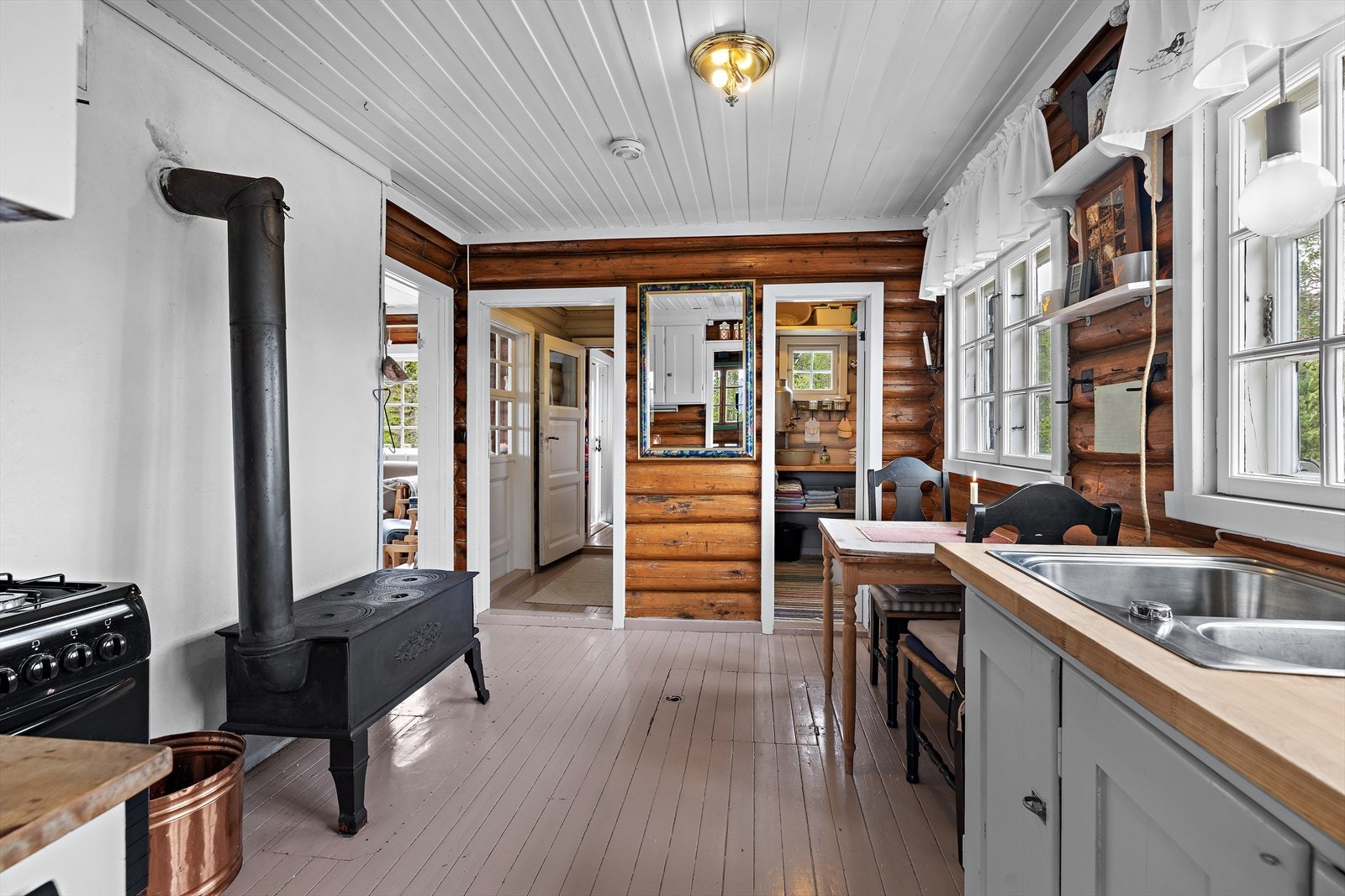 Velkommen til en klassisk tømmerhytte med særpreg og sjel! Galleribilde