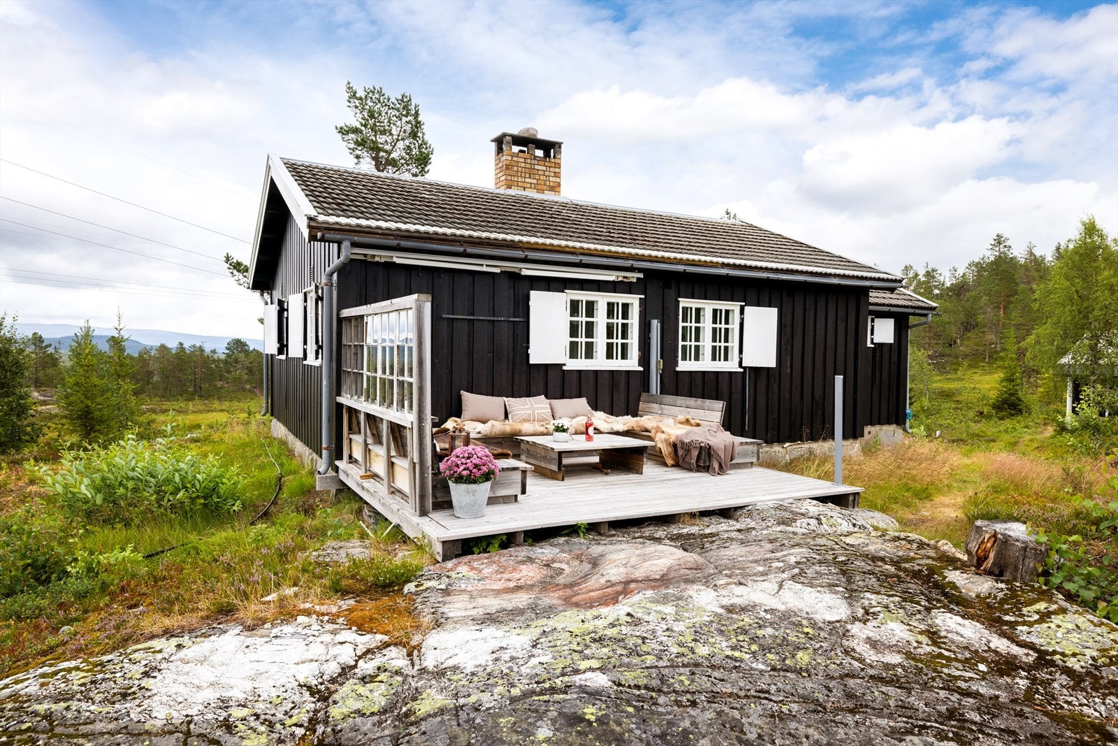 Perfekt sted for avslapning, sosiale stunder og ekte hyttelivskos - sommer som vinter. Galleribilde