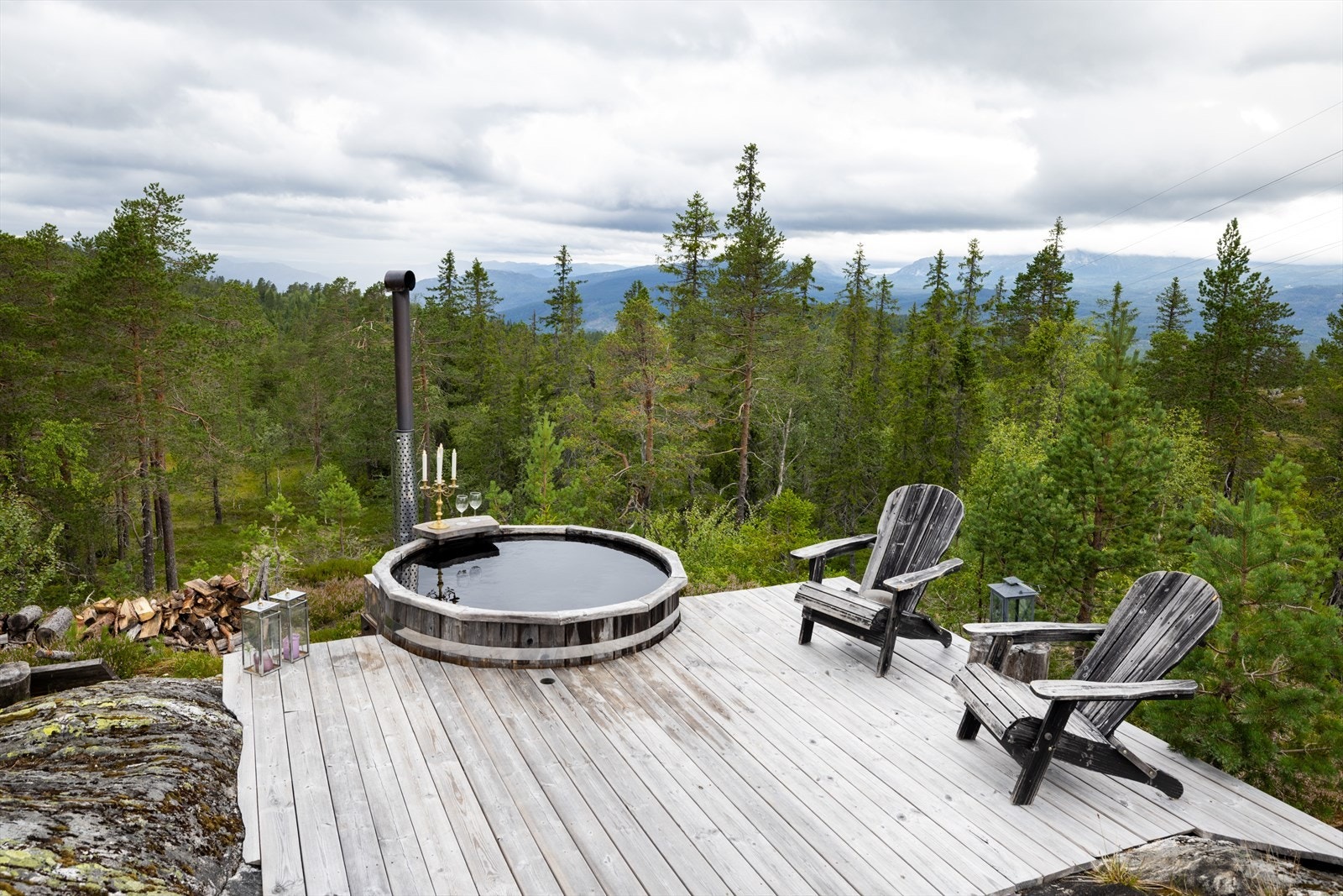På eiendommen finner du en herlig stampplass bygget på naturlig fjellgrunn med terrasse rundt. Galleribilde