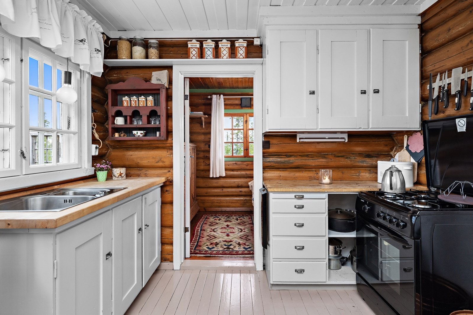 Kjøkkenet har innredning med profilerte fronter. Benkeplaten er av heltre. Galleribilde