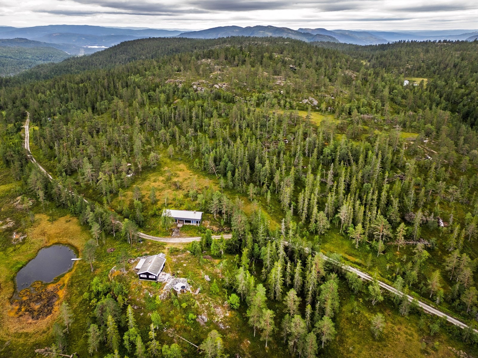 Leknesfjellet er kjent for sitt flotte utsyn og varierte landskap, og området byr på både solrike forhold og gode muligheter for friluftsliv. Galleribilde