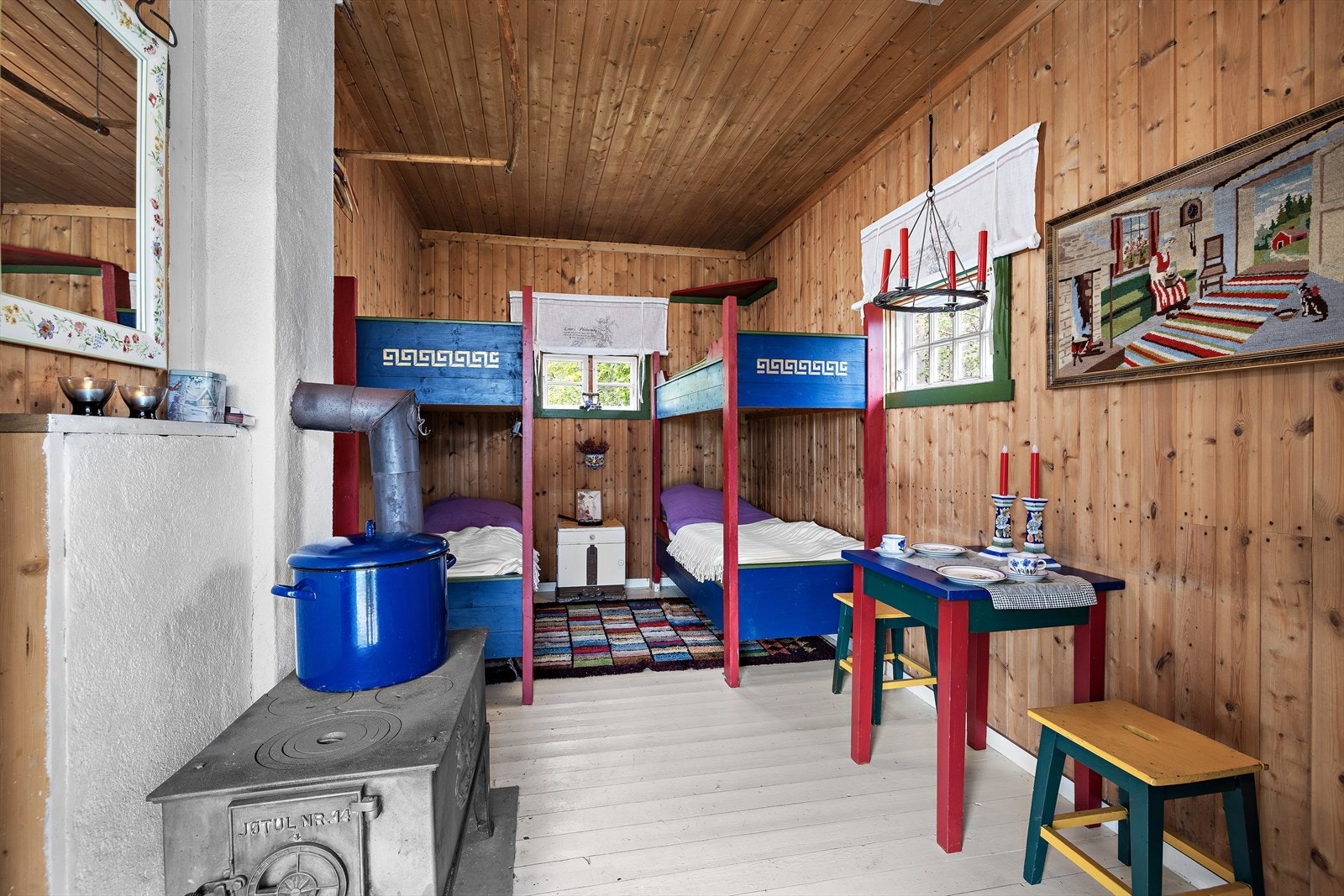 På eiendommen finner du også et trivelig anneks som er innredet med to soverom, et praktisk toalettrom og et sjarmerende innredet selskapslokale. Galleribilde