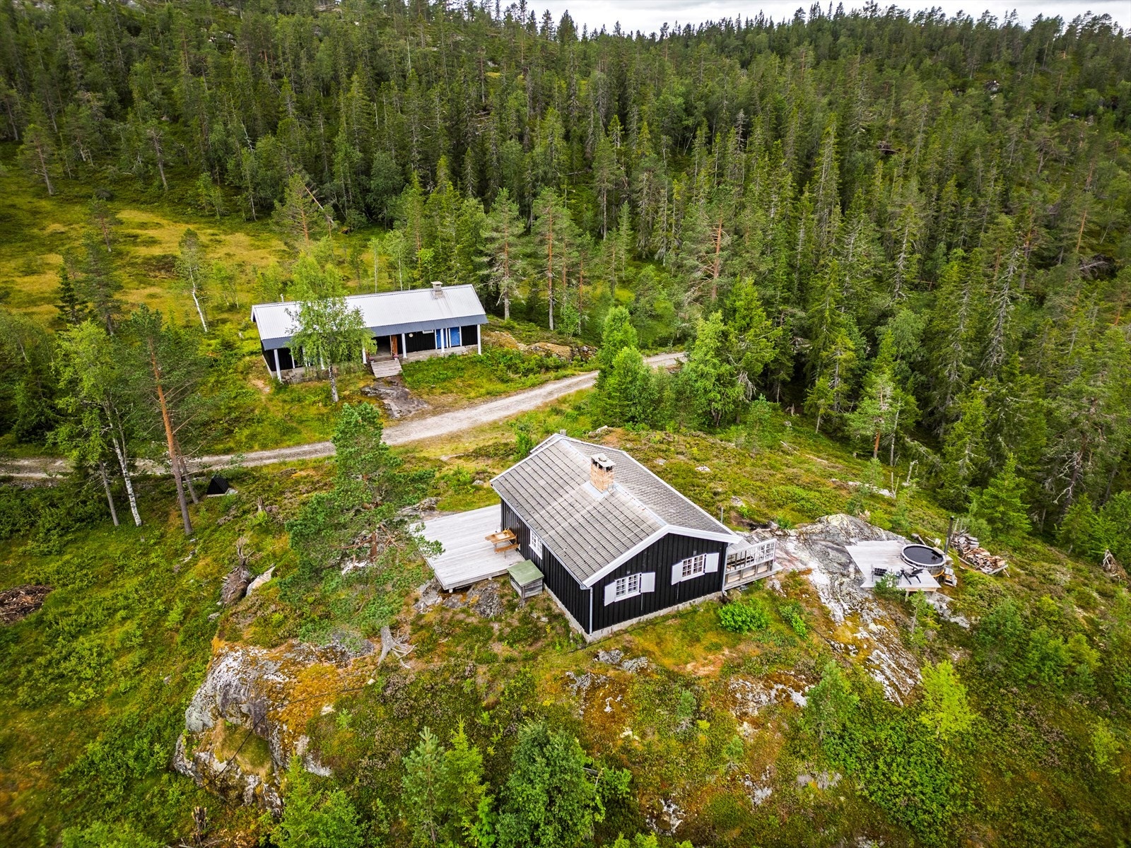 Kjøper må påregne kostnader til brøyting av privat vei som går igjennom eiendommen. Galleribilde